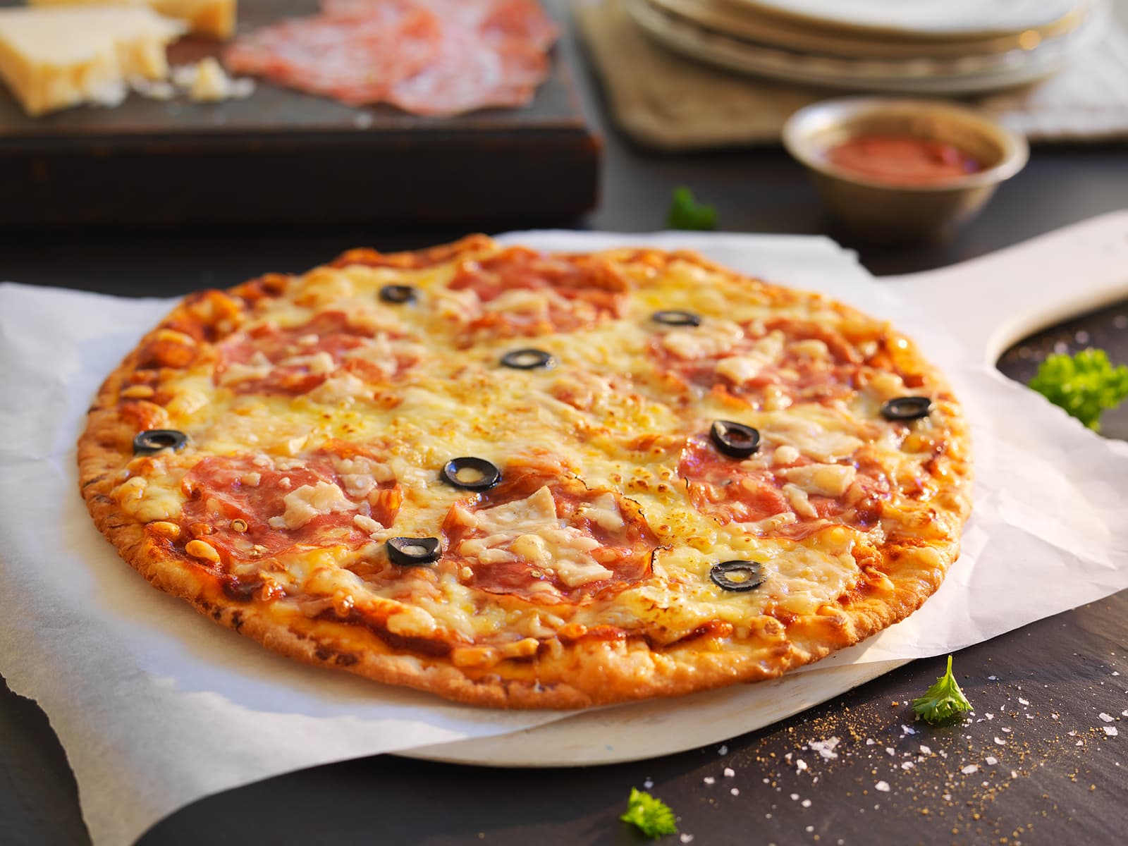 Pizza med salami Napoli og Bufarost