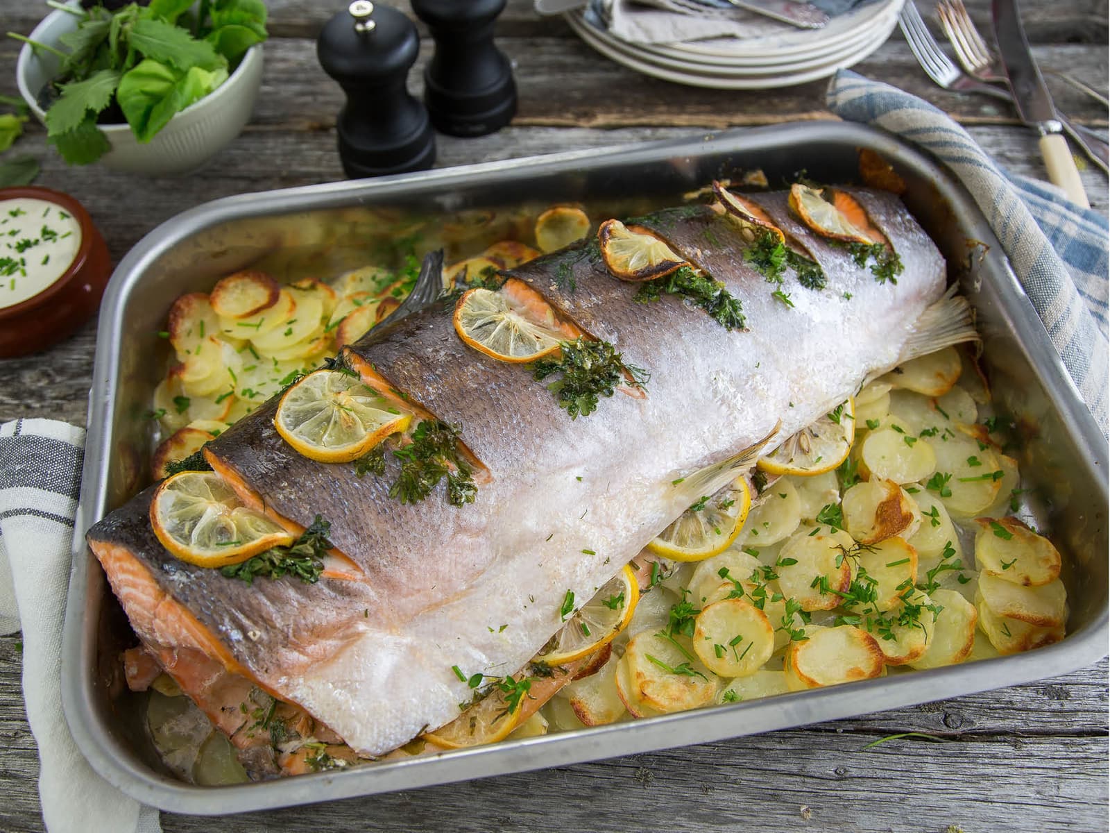 Hel laks med sitron, urter og potetskiver Oppskrift Meny.no