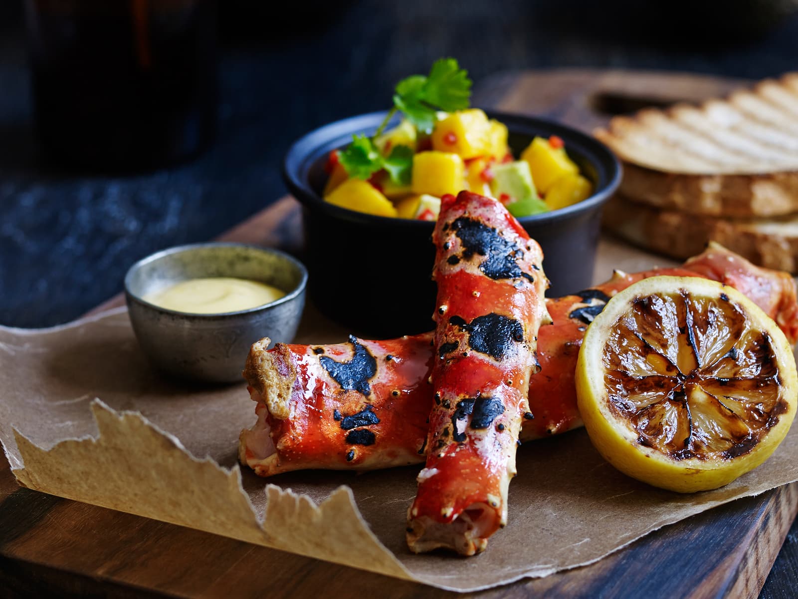 Grillet kongekrabbe med mango- og avokadosalat