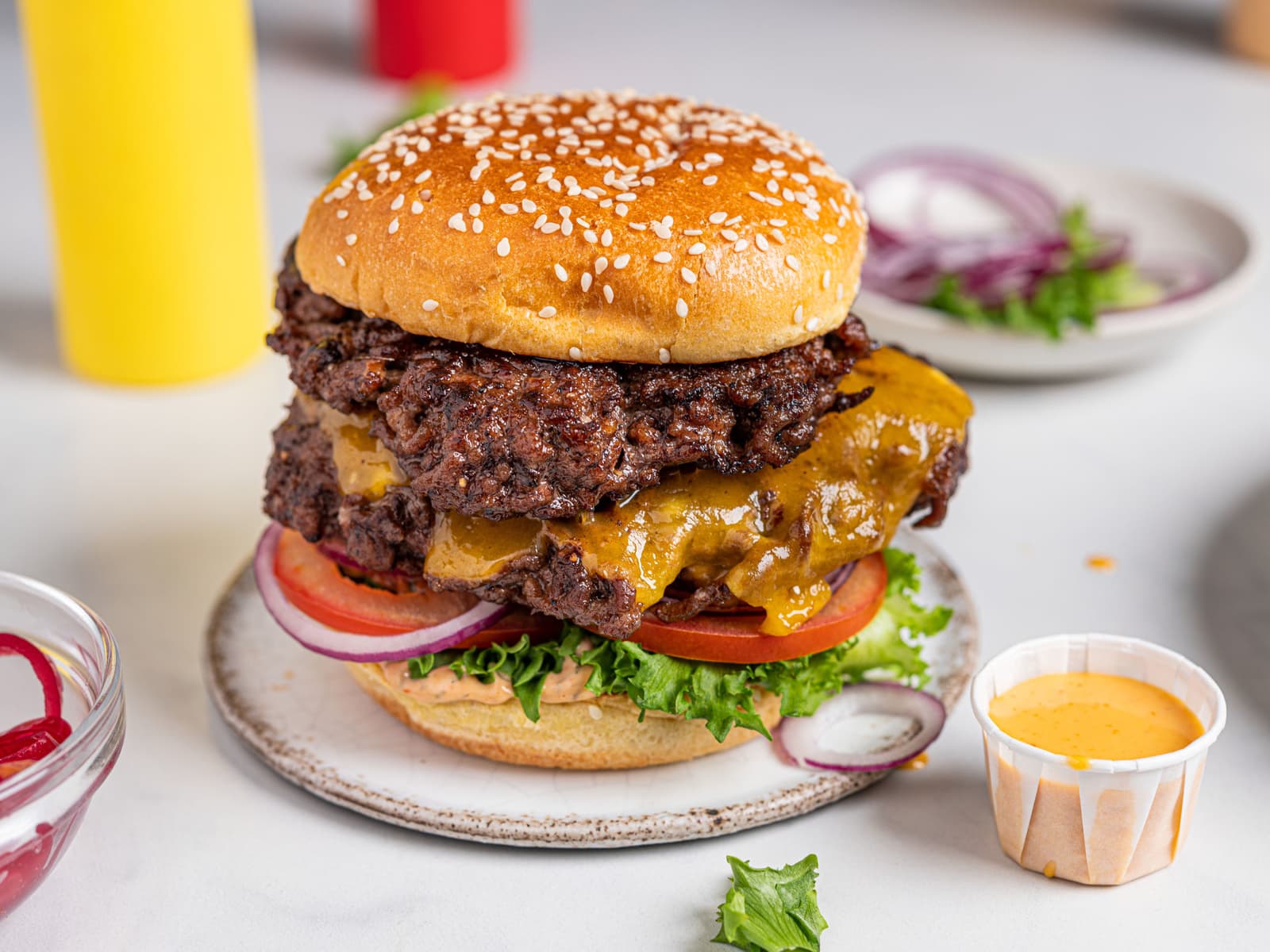 Trendburgeren "Smash burger" Oppskrift Meny.no