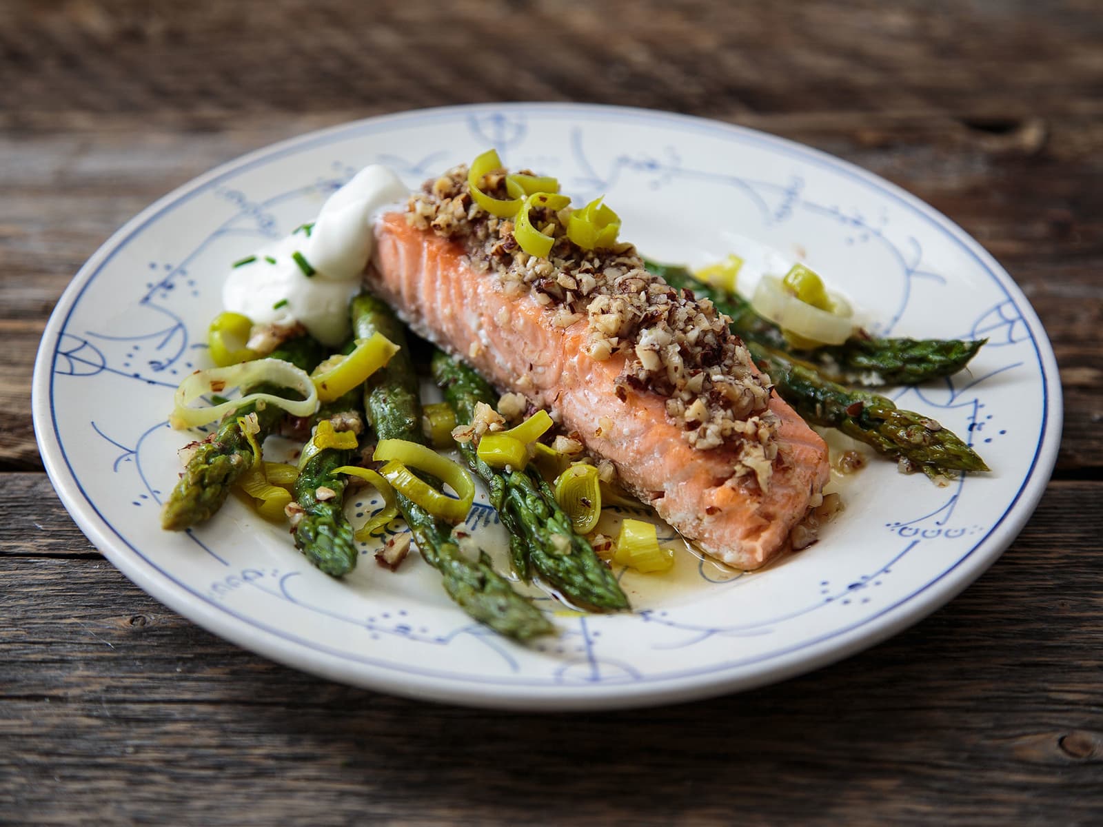 Laks i folie med hasselnøttsmør