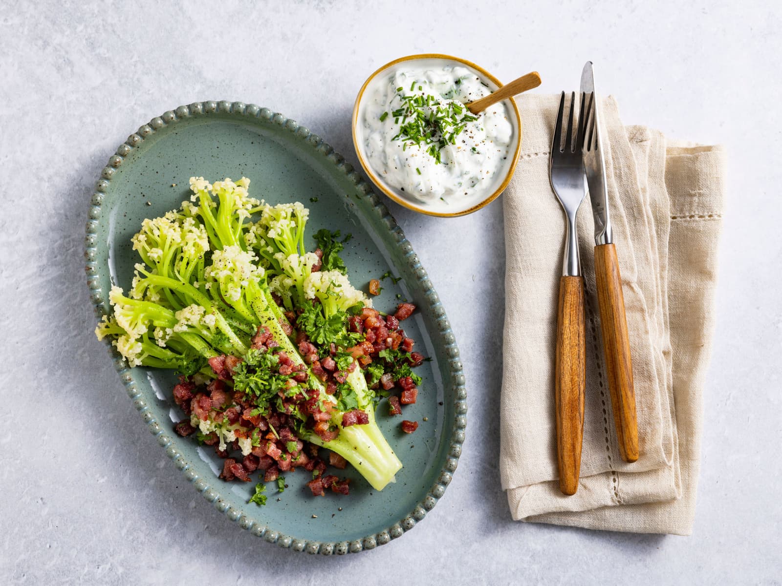 Smørdampet bukettblomkål med bacon