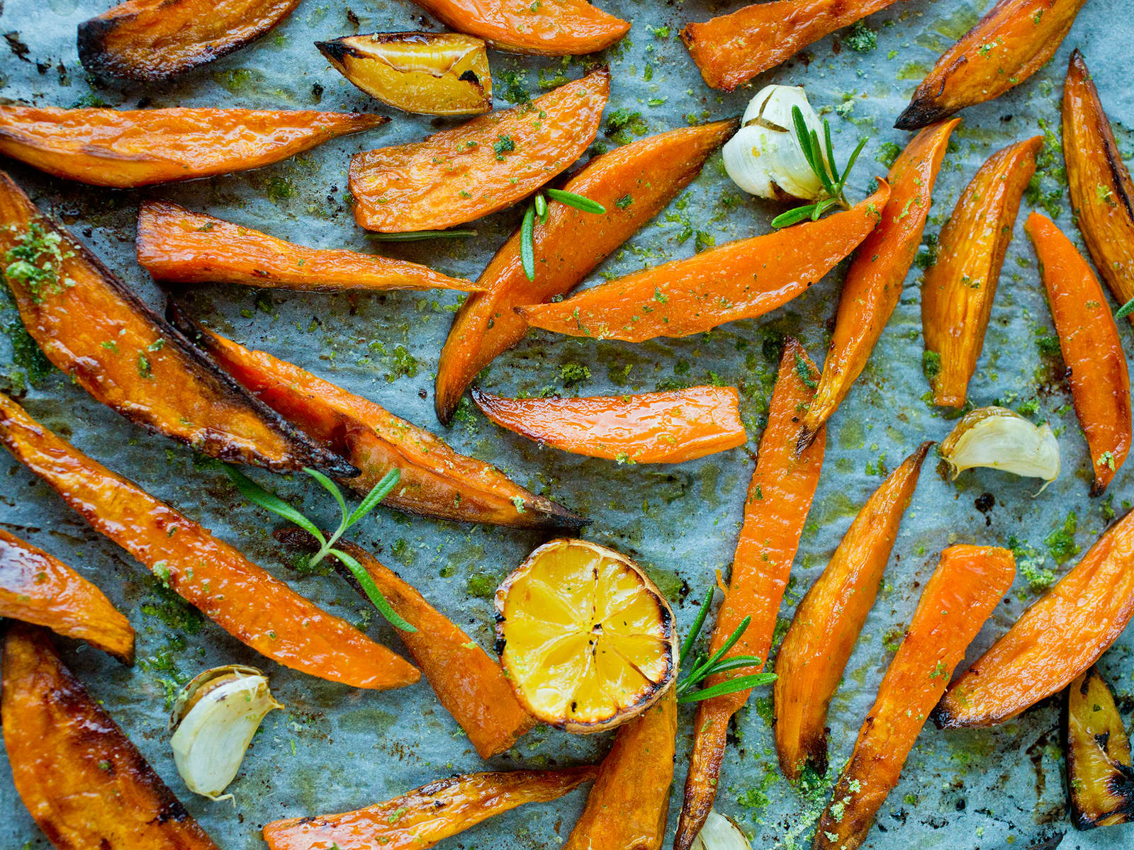 Ovnsbakte søtpoteter med rosmarin- og sitronsalt