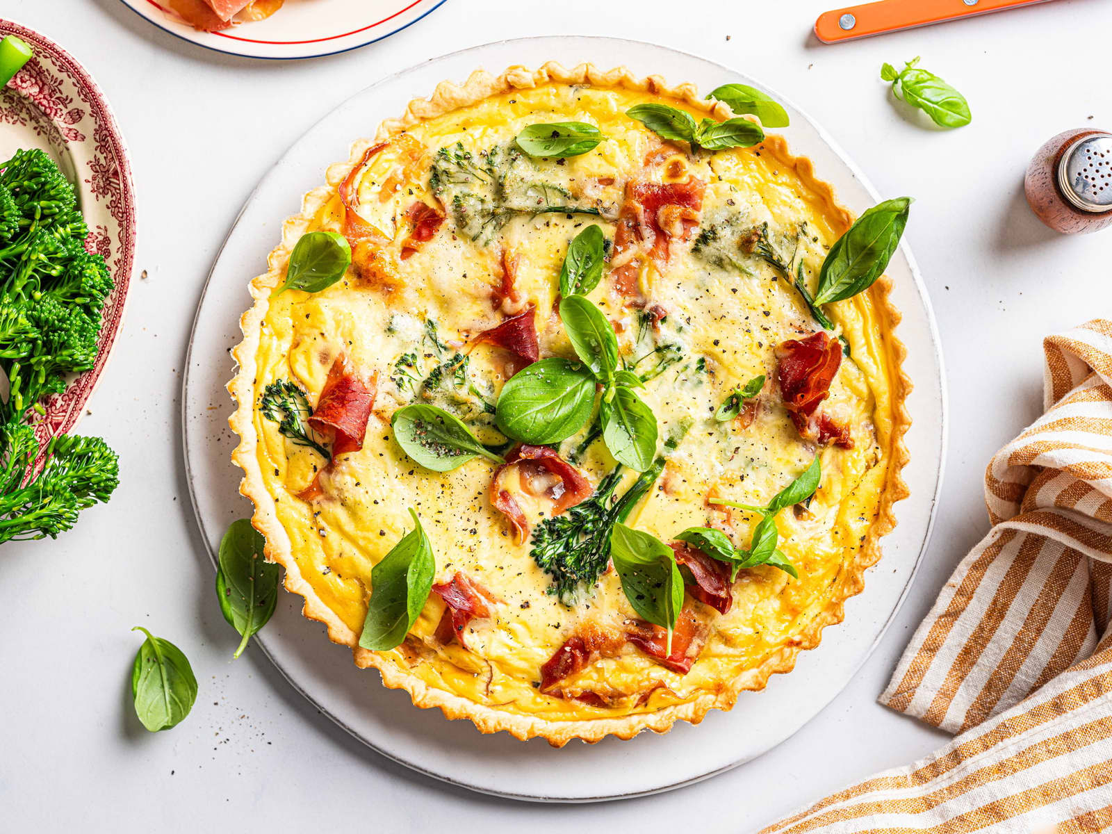 Pai med spekeskinke og brokkolini