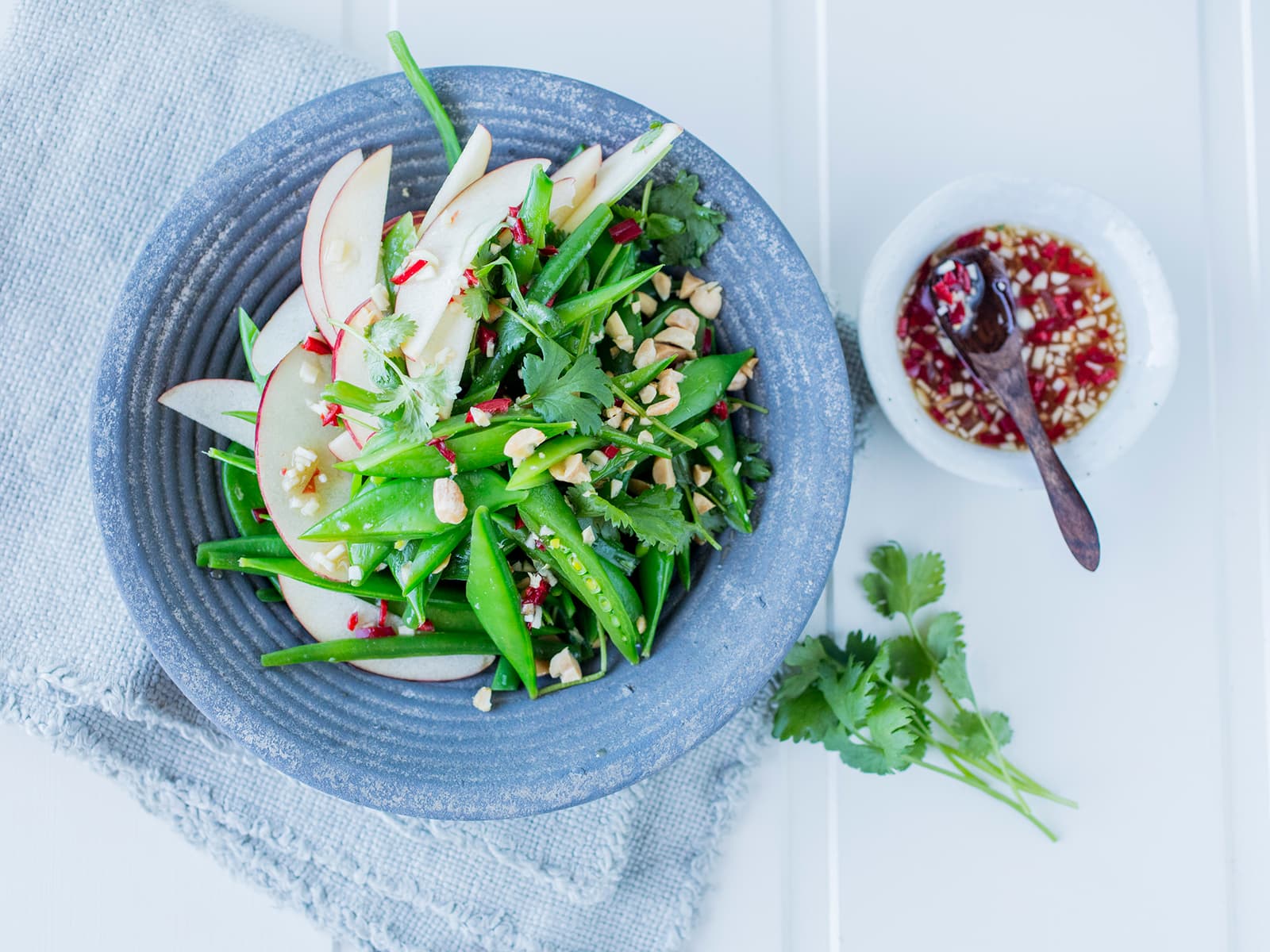 Aspargesbønner og sukkererter med Thai-dressing