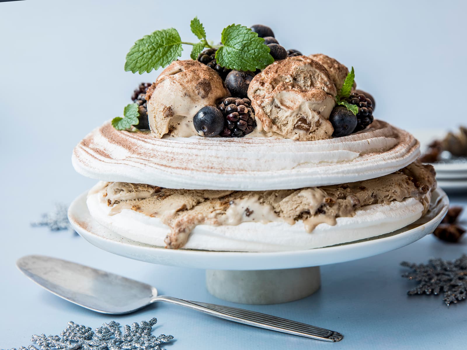Pavlova med iskrem og bjørnebær
