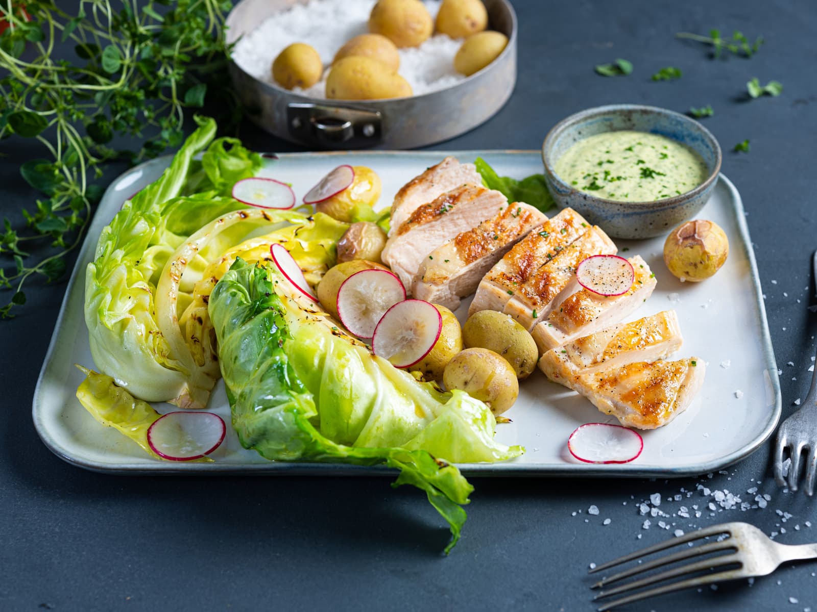 Grillet kyllingbryst med nykål og hjemmelaget urtemajones