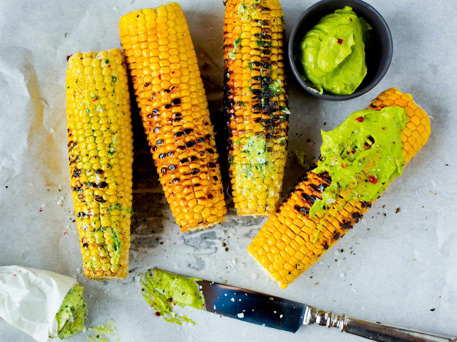 Grillede maiskolber med avokadosmør