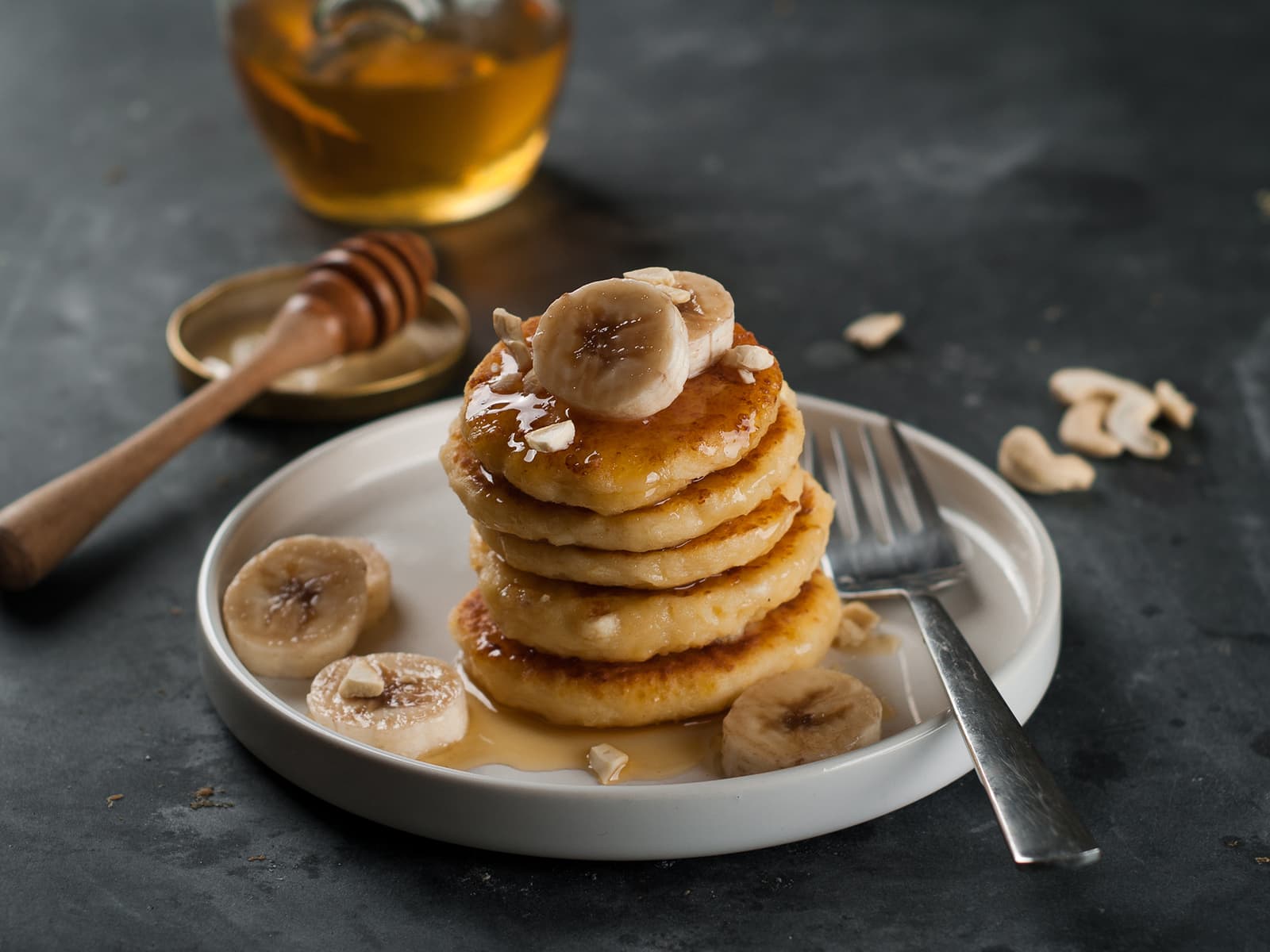 Bananpannekaker med kesam | Oppskrift | Meny.no