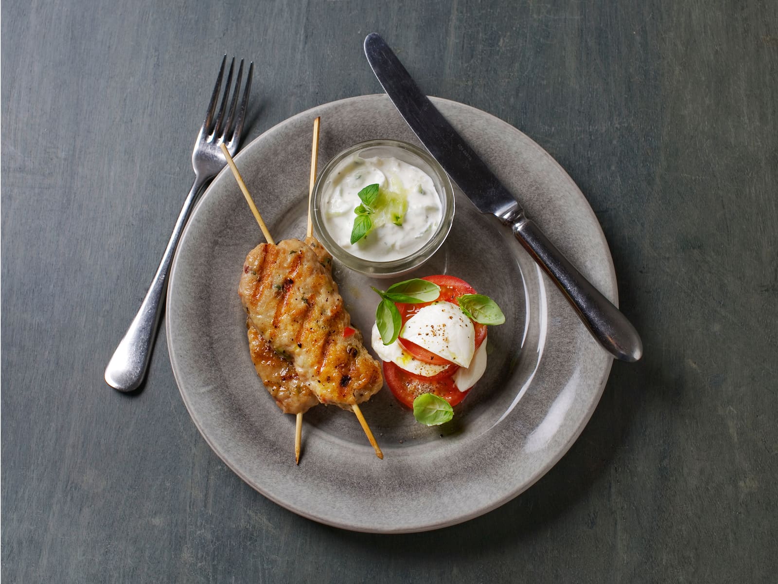 Kyllingkebab med tomatsalat og kesamtzatziki