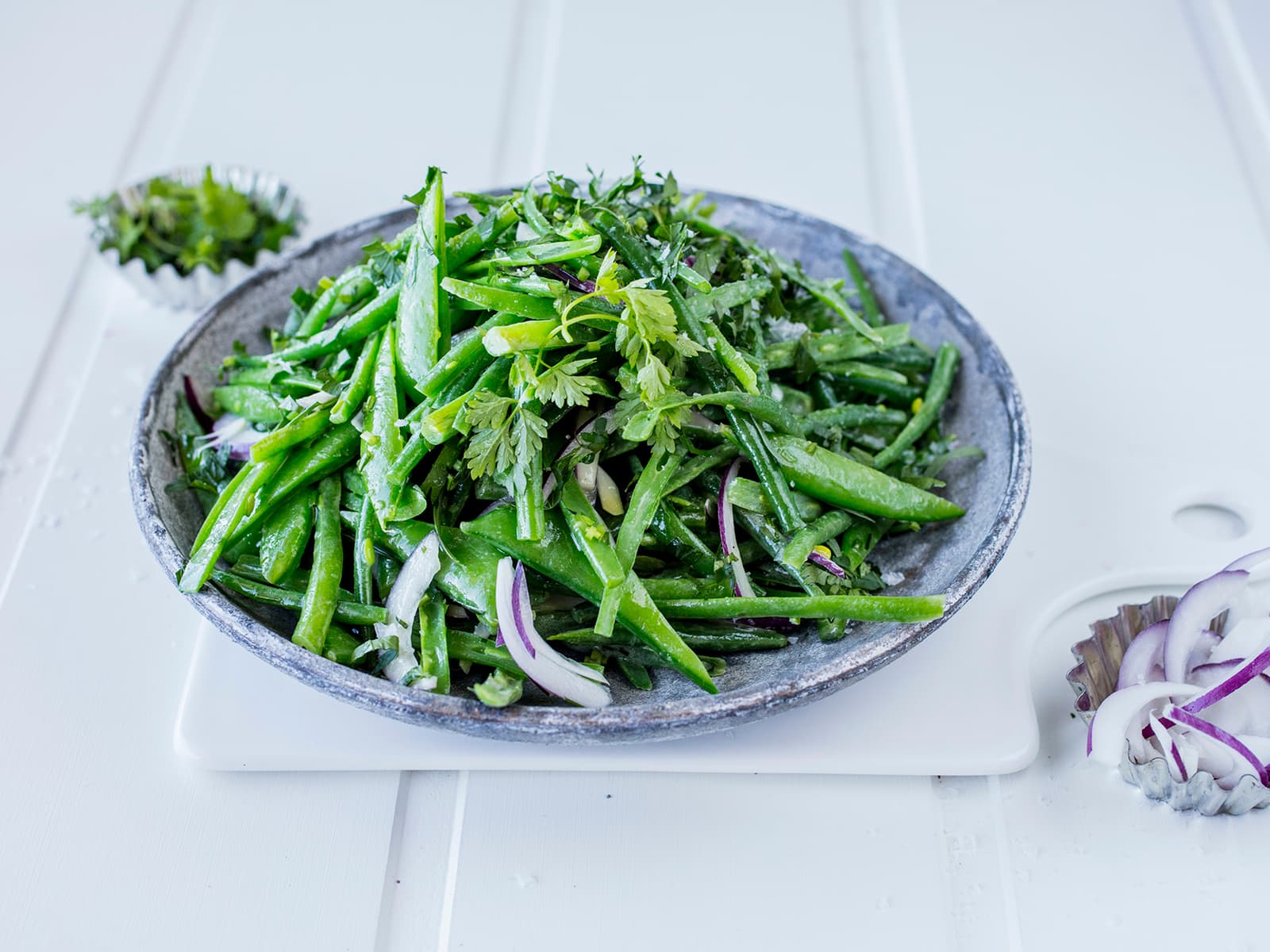 Aspargesbønner og sukkererter med sennepsdressing