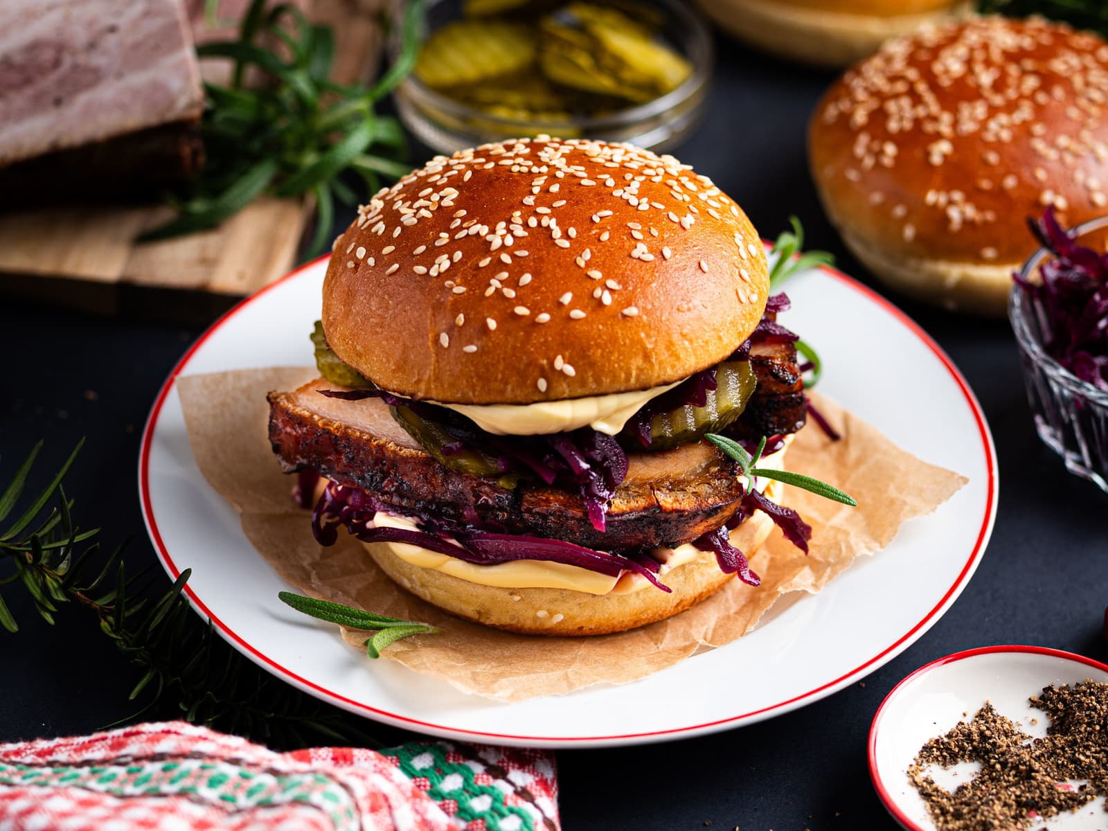 Ribbeburger med rødkål og sylteagurk