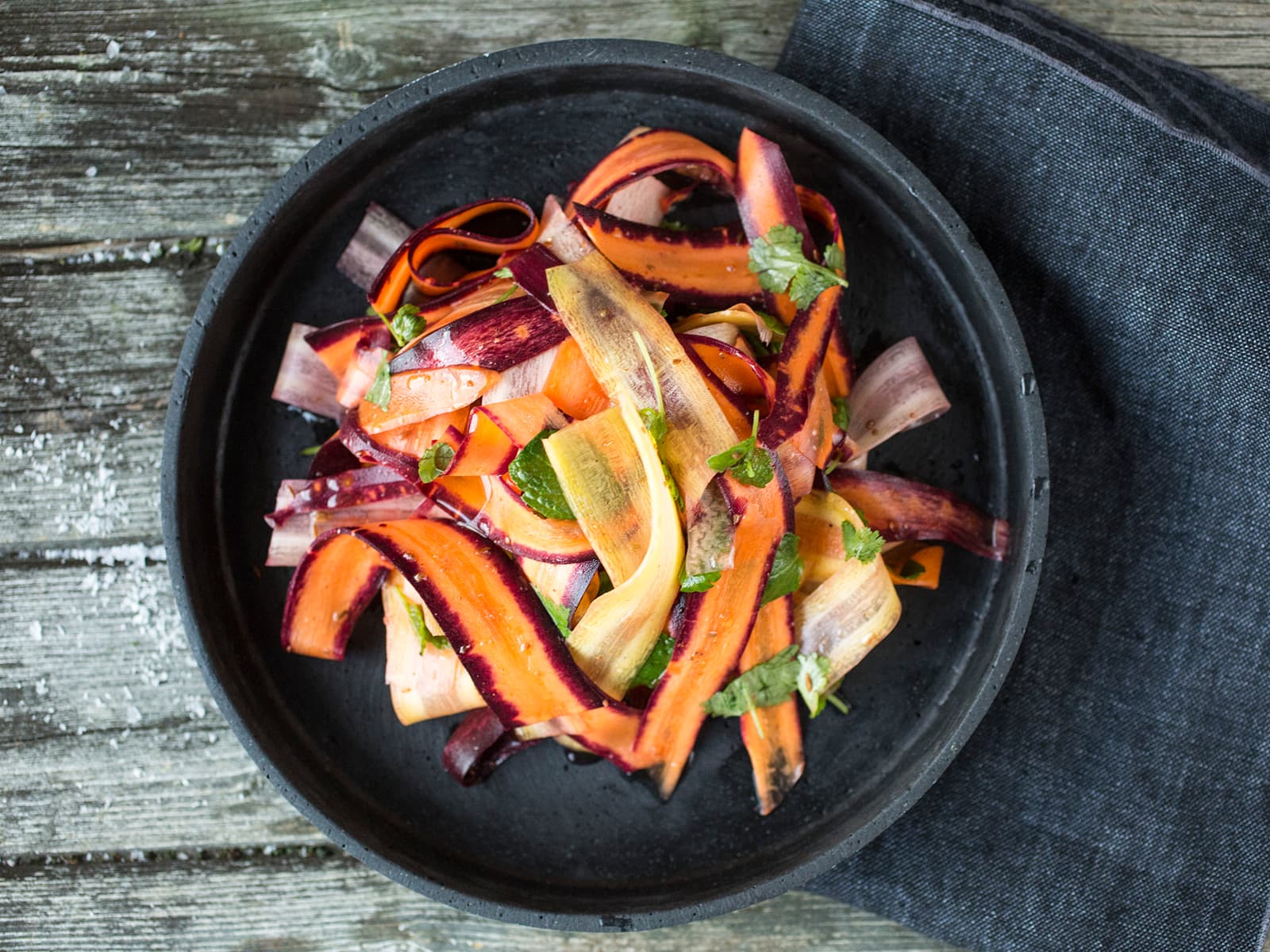 Frisk gulrotsalat med krydder og urter