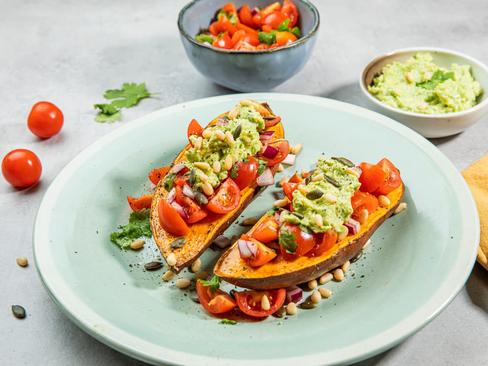 Bakt søtpotet med tomatsalsa og guacamole