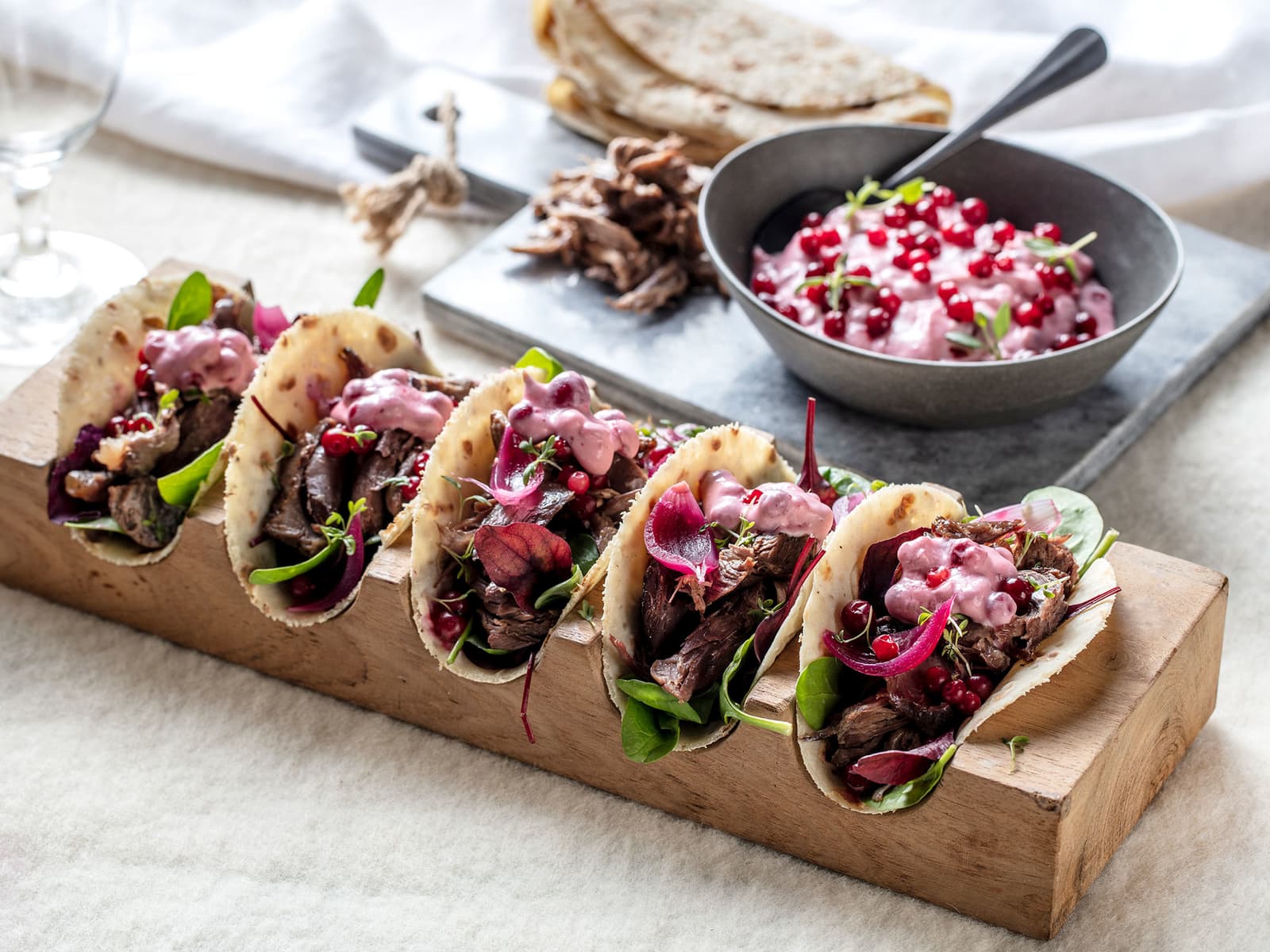 Reinsdyrtaco i potetlefse med tyttebærrømme