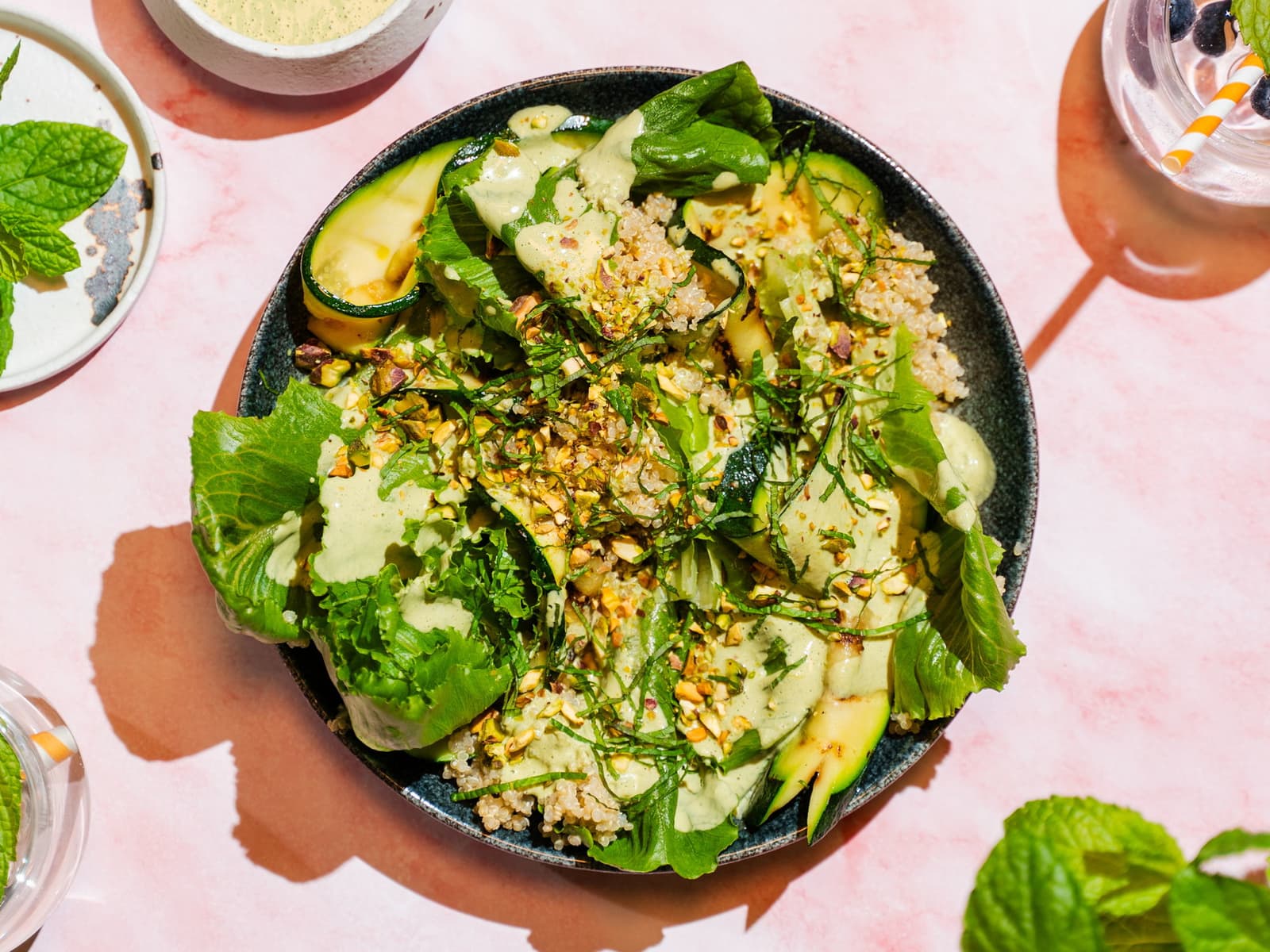 Squashsalat med quinoa og tahinidressing