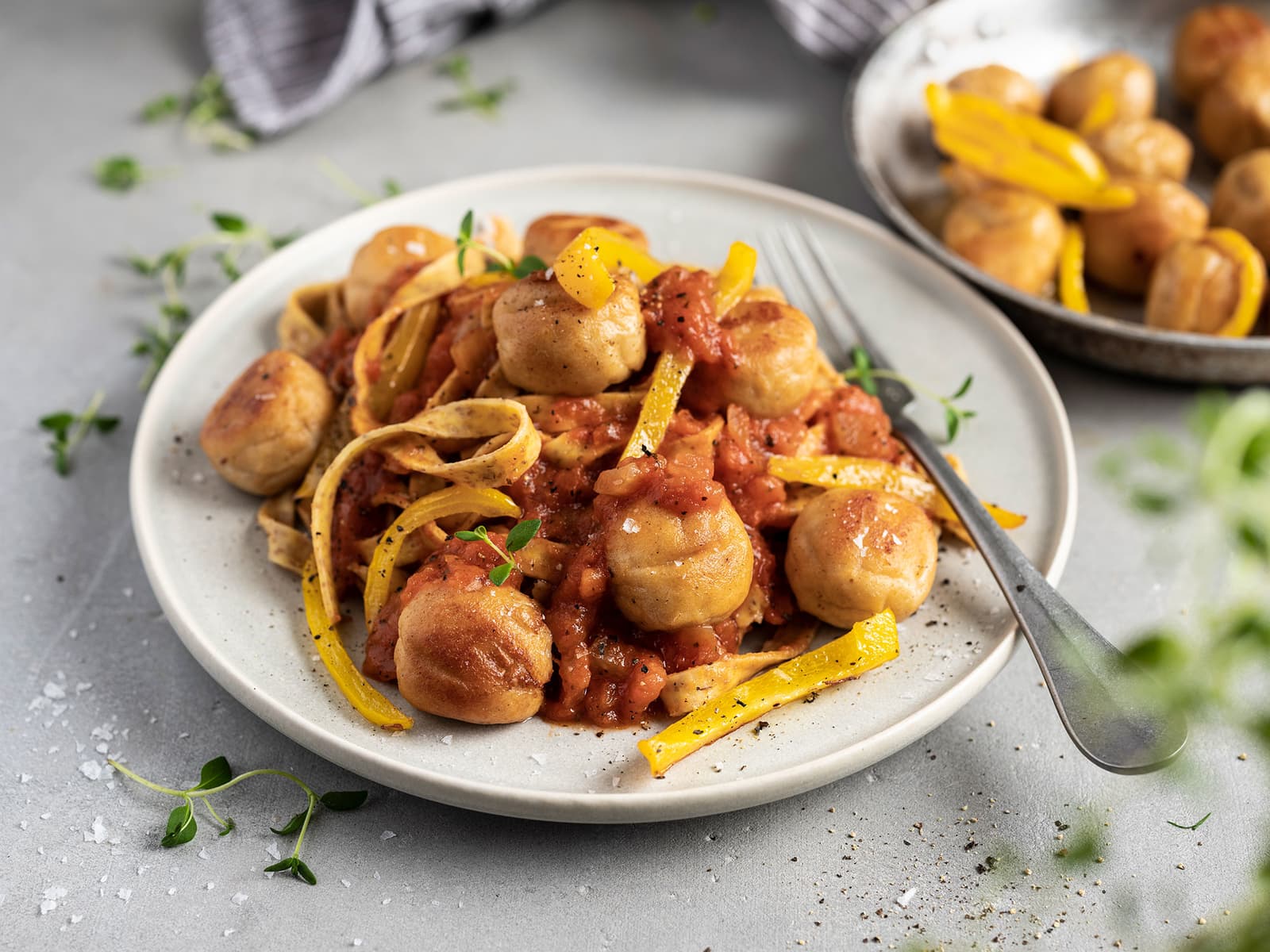 Pasta med stekte fiskeboller