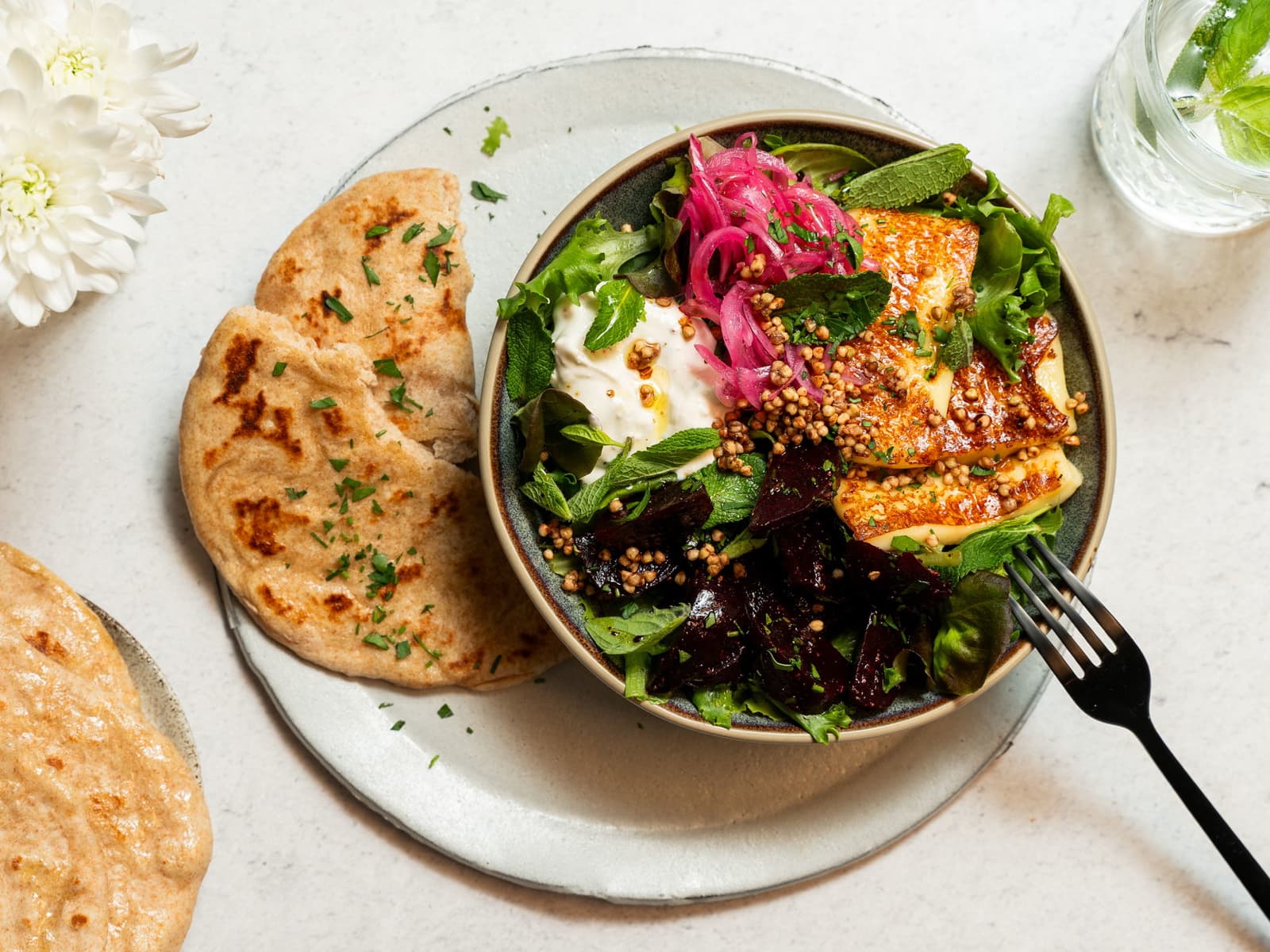 Middagsbowl med rødbeter, halloumi og syltet rødløk