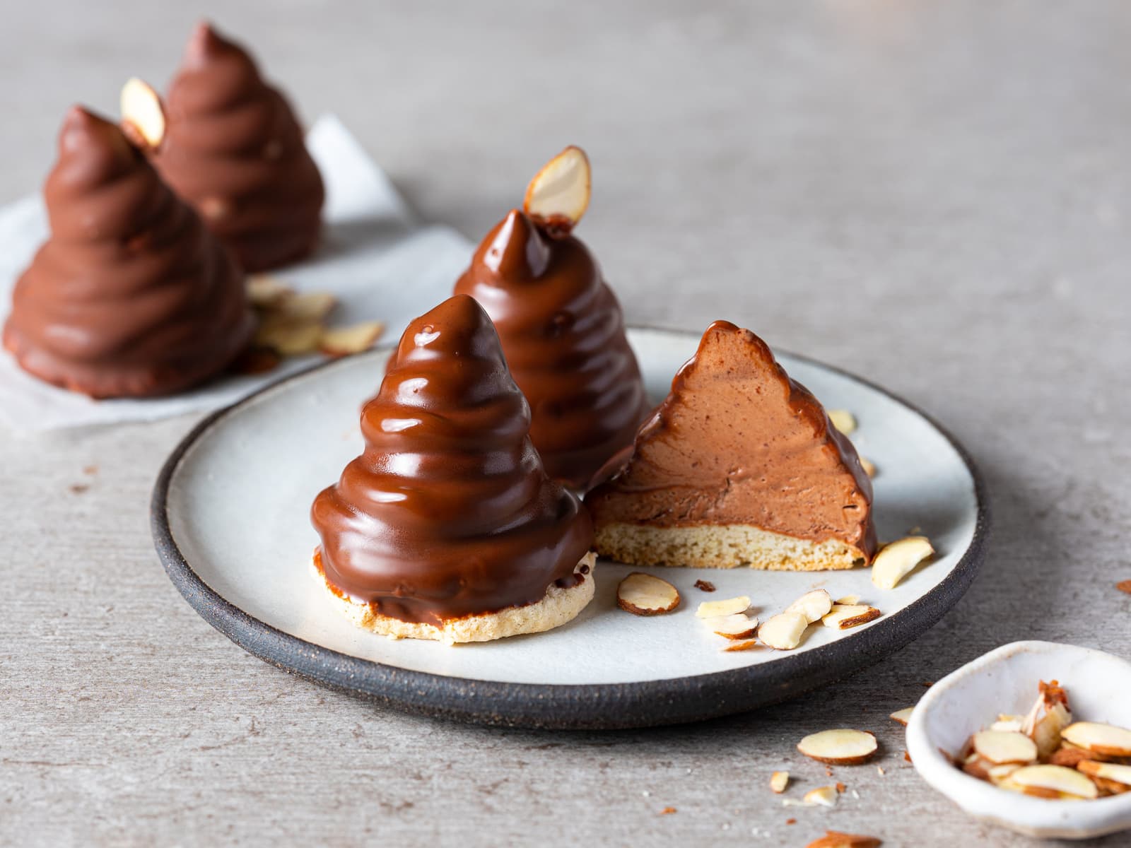 Bilde Av Mandler, Egg, Smør, Kakao, Fløte, Sjokolade Og Kokosmasse På Et Bord
