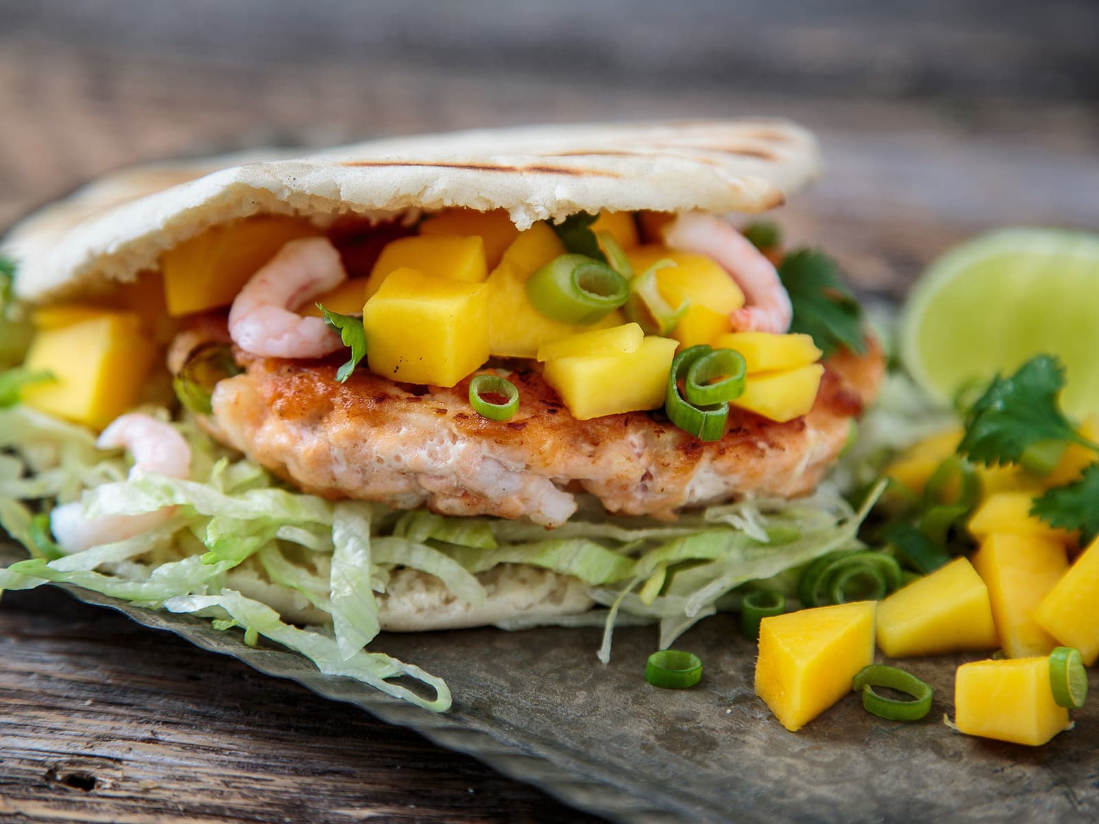 Lakseburger med mango og reker