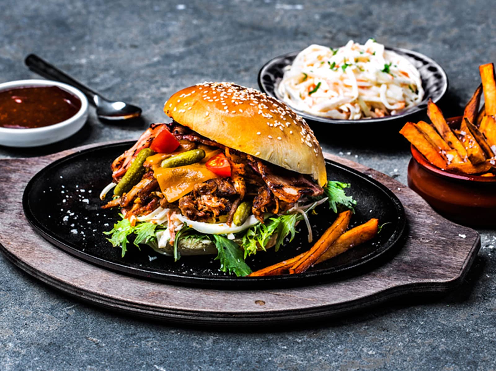 Pulled Pork Burger med BBQ-saus og coleslaw