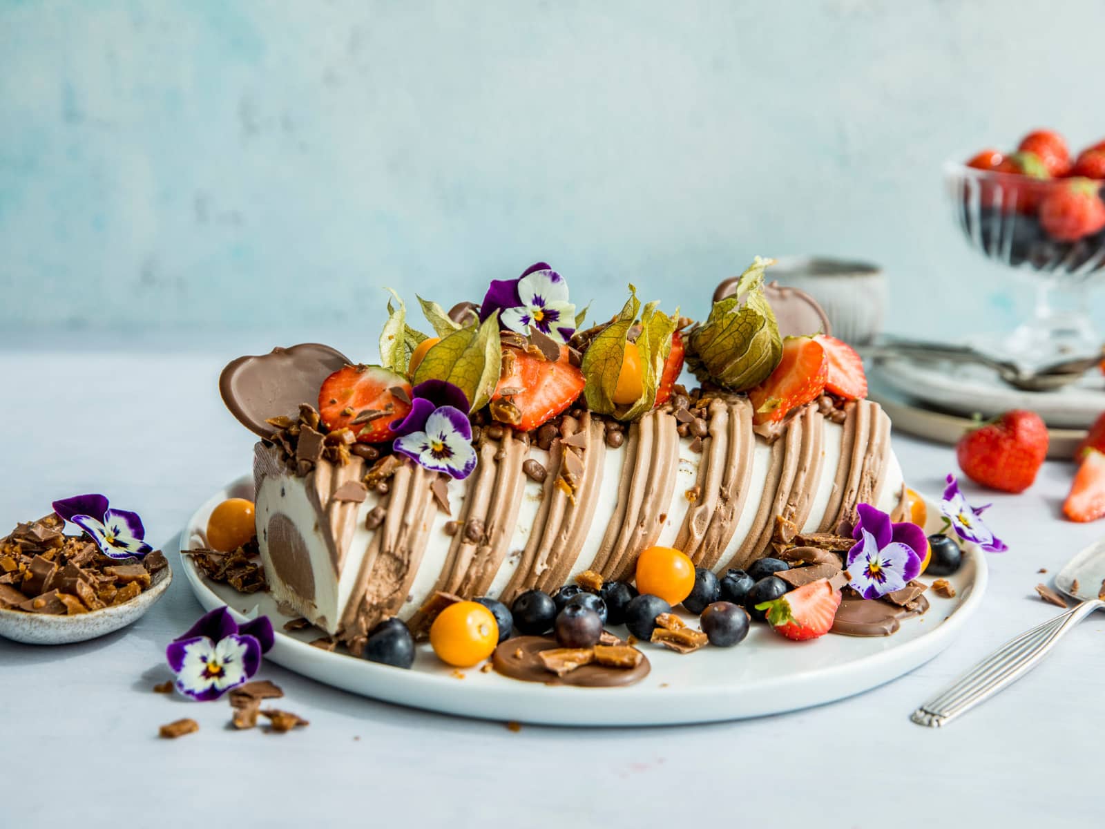 Enkel iskake med sjokolade og bær