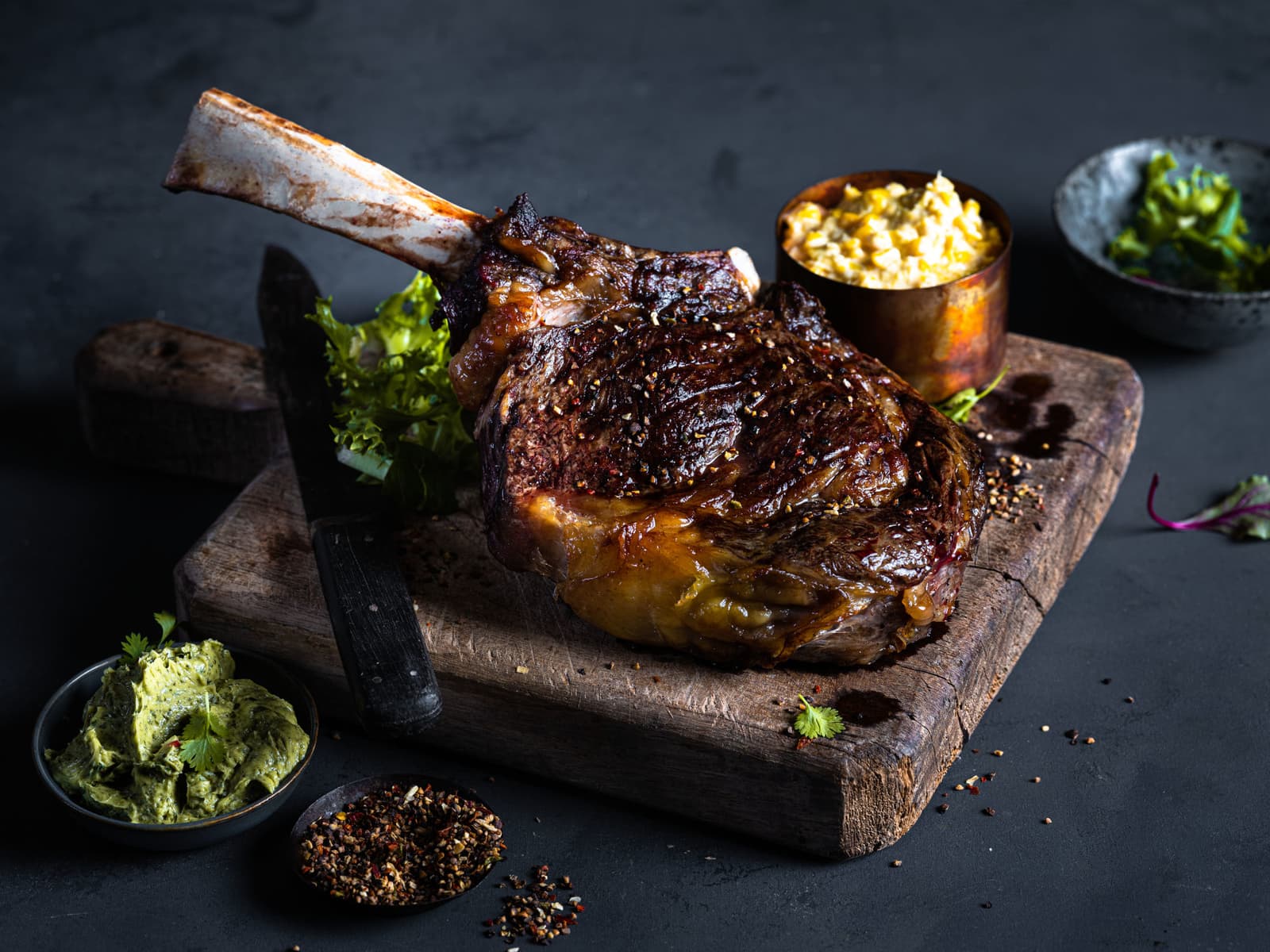 Grillet Tomahawk med chimichurrismør og maiskrem