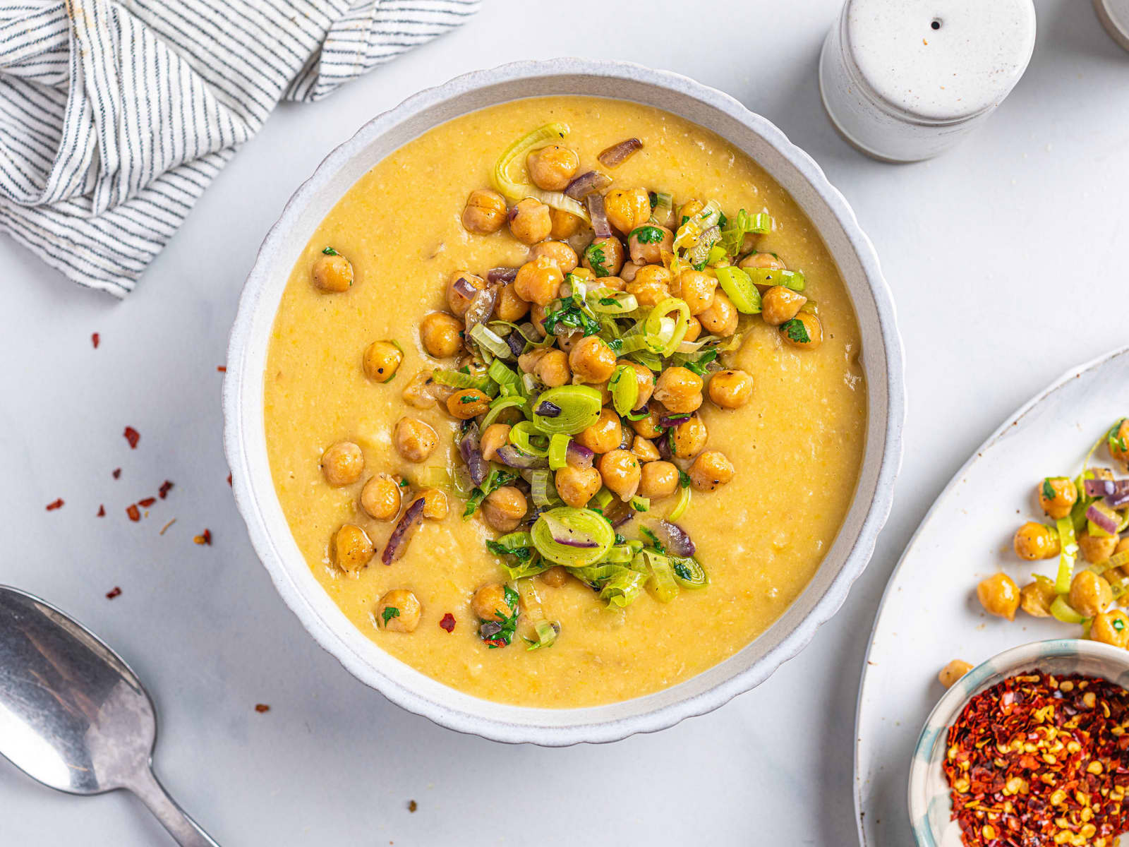 Potetsuppe med purre og kikerter