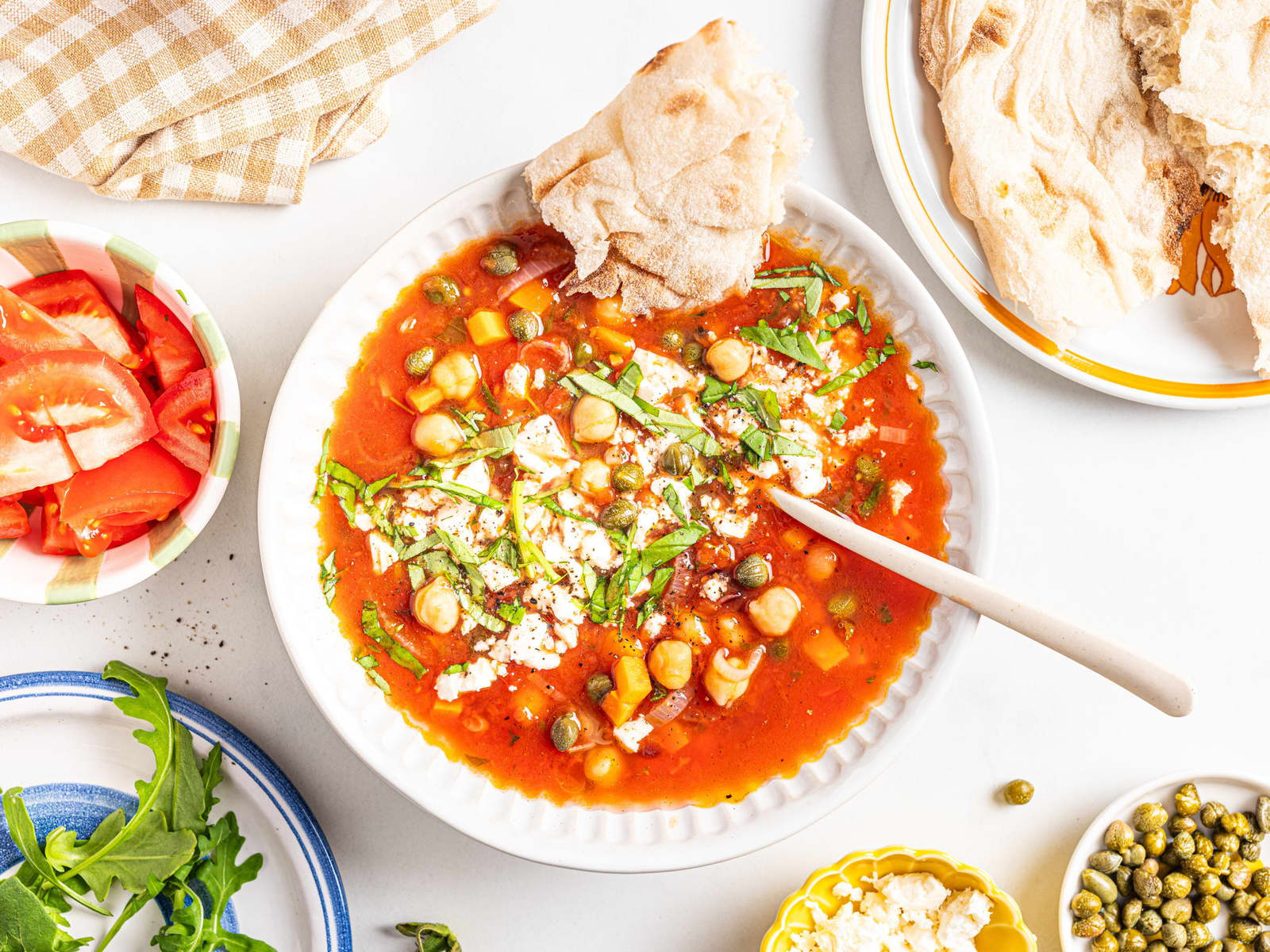 Hjemmelaget tomatsuppe med kikerter og feta