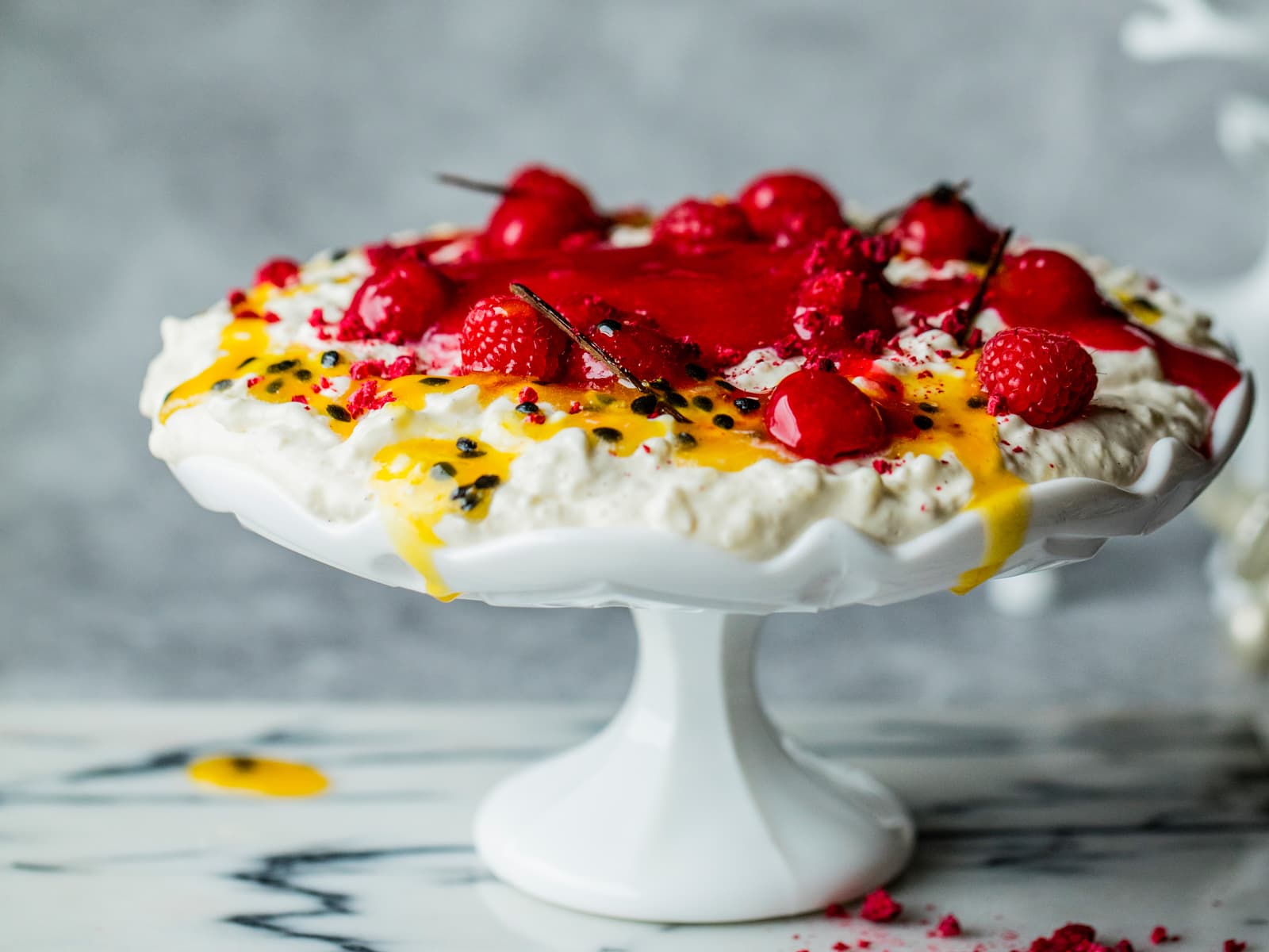 Hjemmelaget riskrem med bringebær- og pasjonsfruktsaus