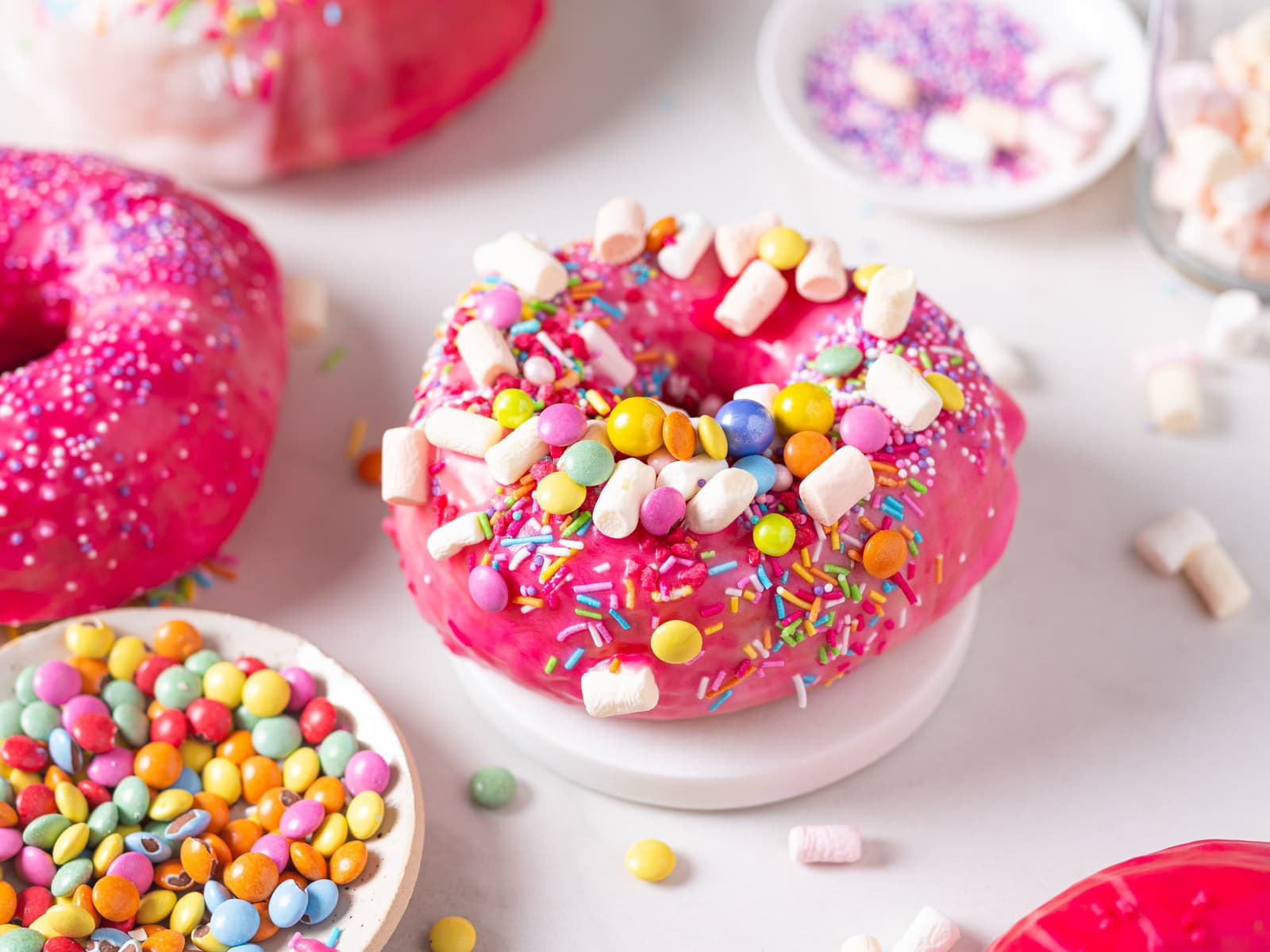 Amerikanske donuts med rosa glasur