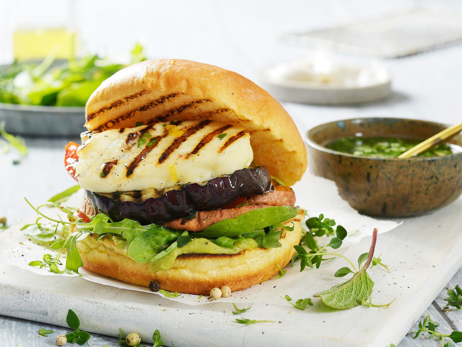 Vegetarburger med halloumi og grillede grønnsaker