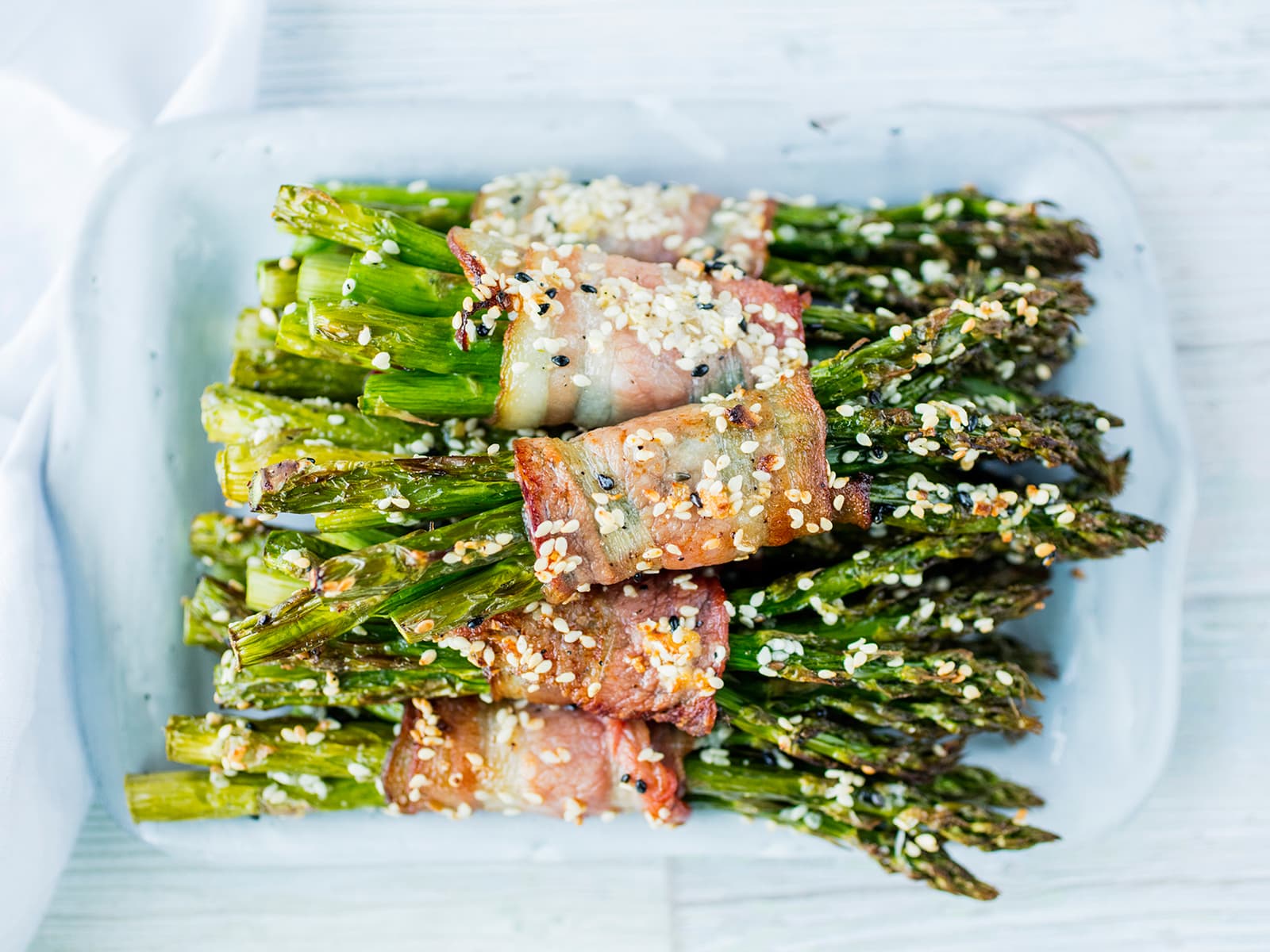 Bakte asparges med bacon og sesamfrø