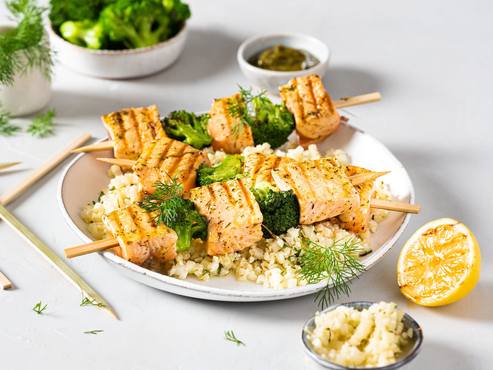 Grillspyd med marinert laks