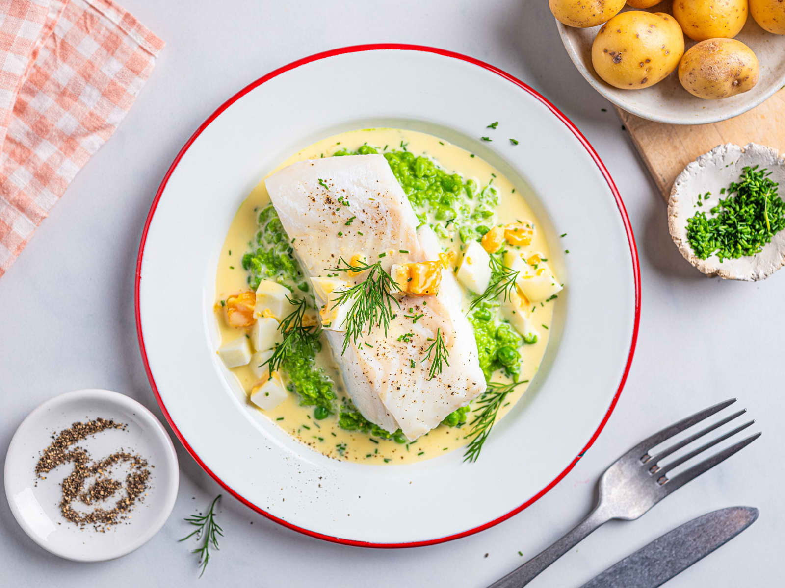 Persetorsk med ertepuré og smørsaus med egg