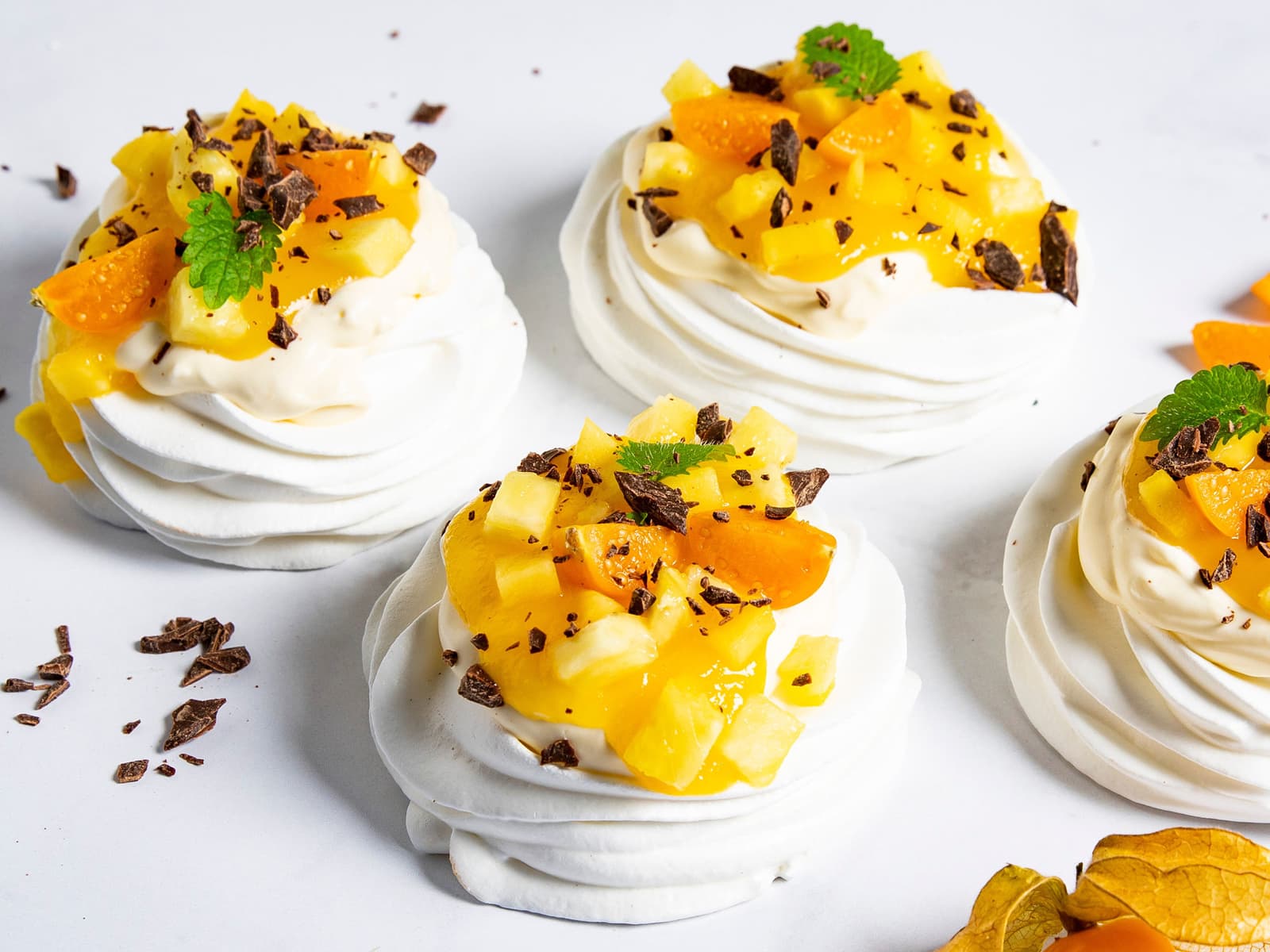 Mini pavlova med physalis og mango