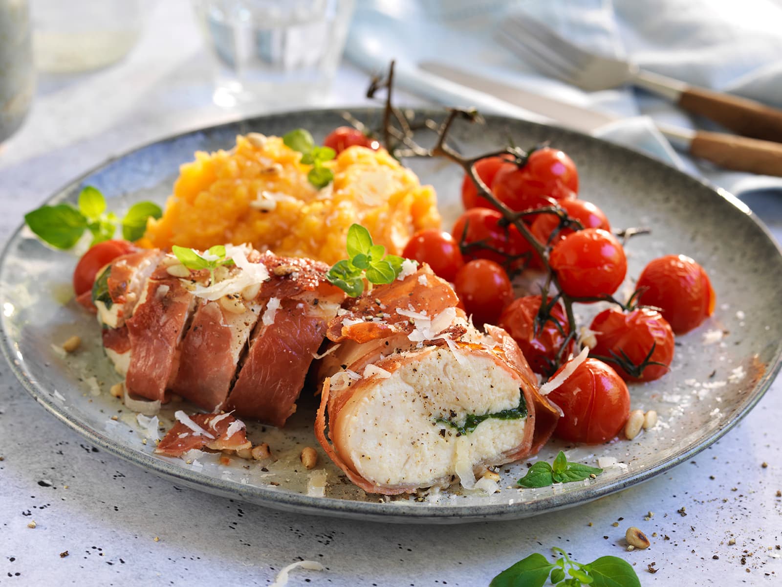 Ovnsbakt kylling fylt med ost og surret i spekeskinke