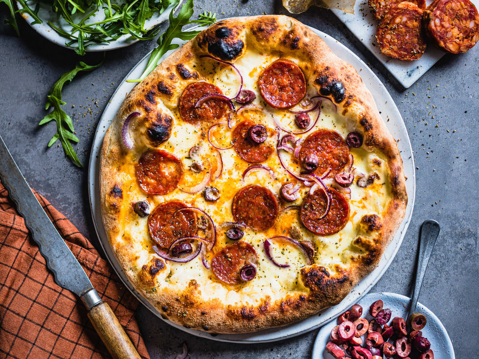 Hvit pizza med chorizo, rødløk og oliven