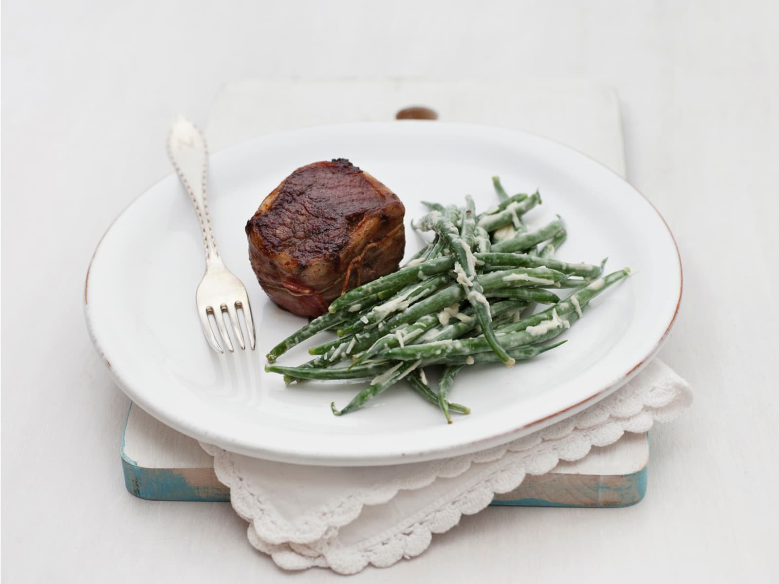 Baconsurret biff med aspargesbønnesalat