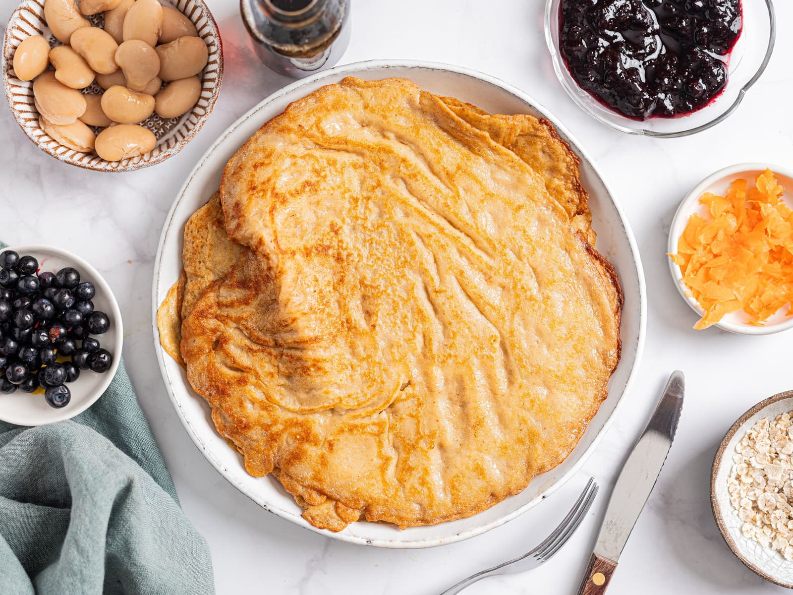 Grove pannekaker med hvite bønner