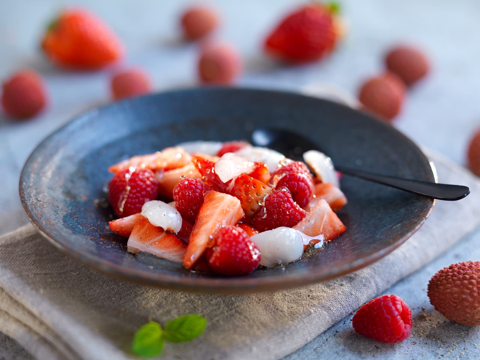 Jordbærsalat med litchi og honning