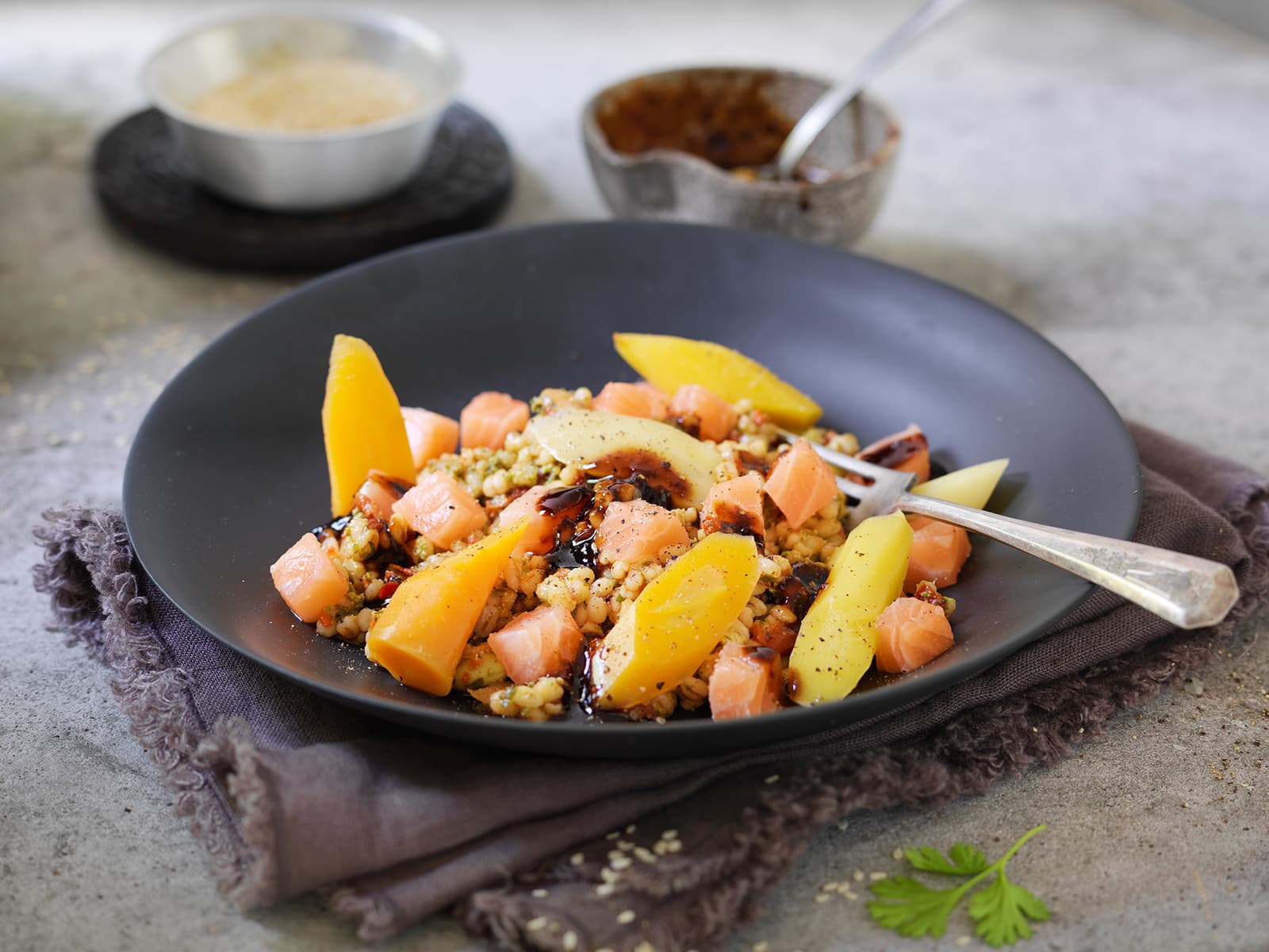 Asiatisk byggrynssalat med laks og gulrøtter