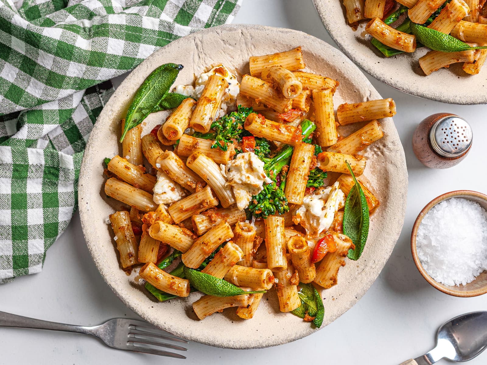 Pasta med rød pesto og mozzarella
