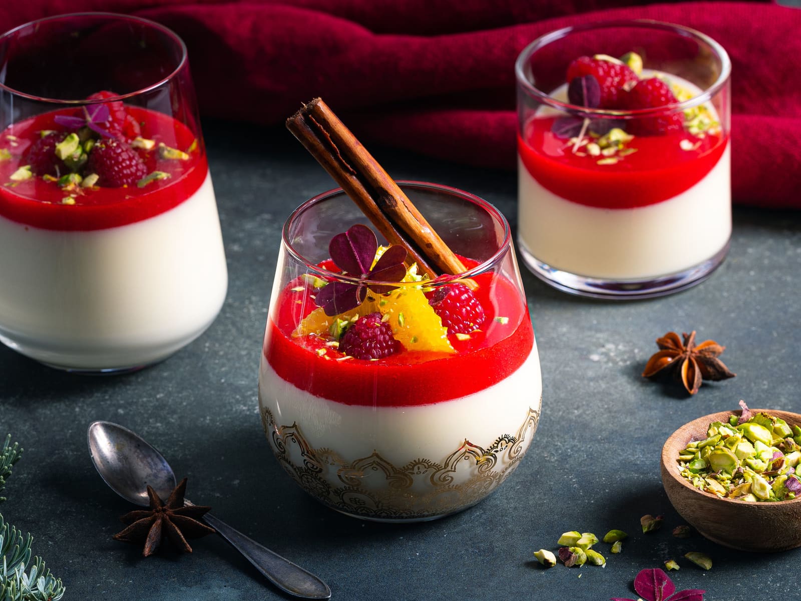 Panna cotta med bringebærsaus