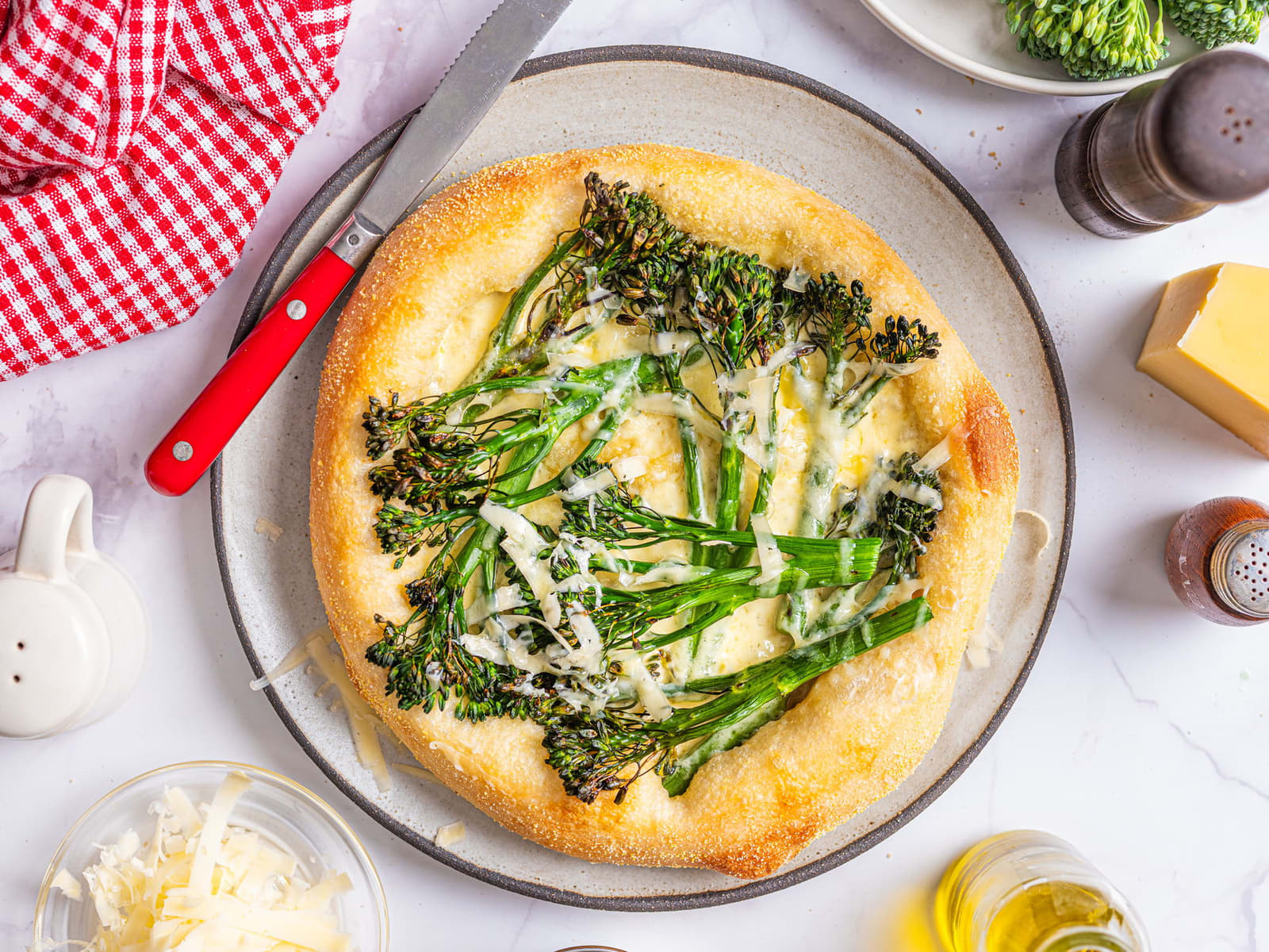 Hvit vegetarpizza med brokkolini