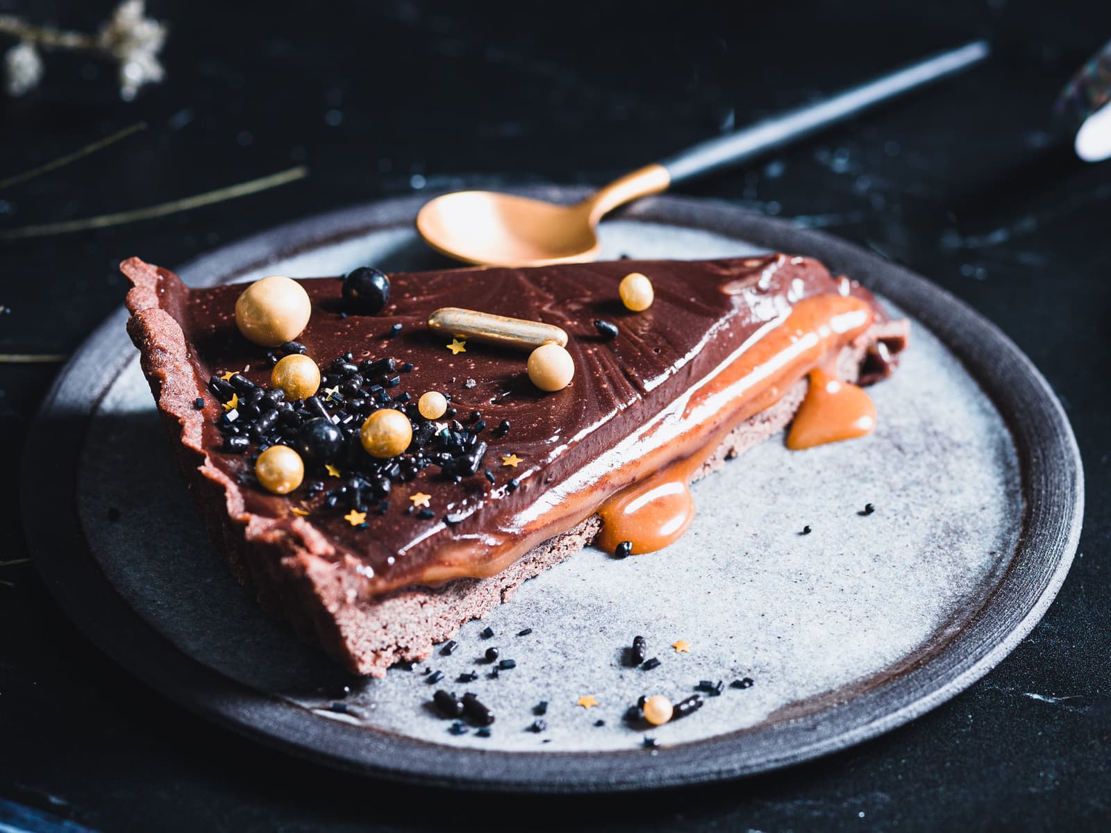 Sjokoladeterte med fyll av karamell