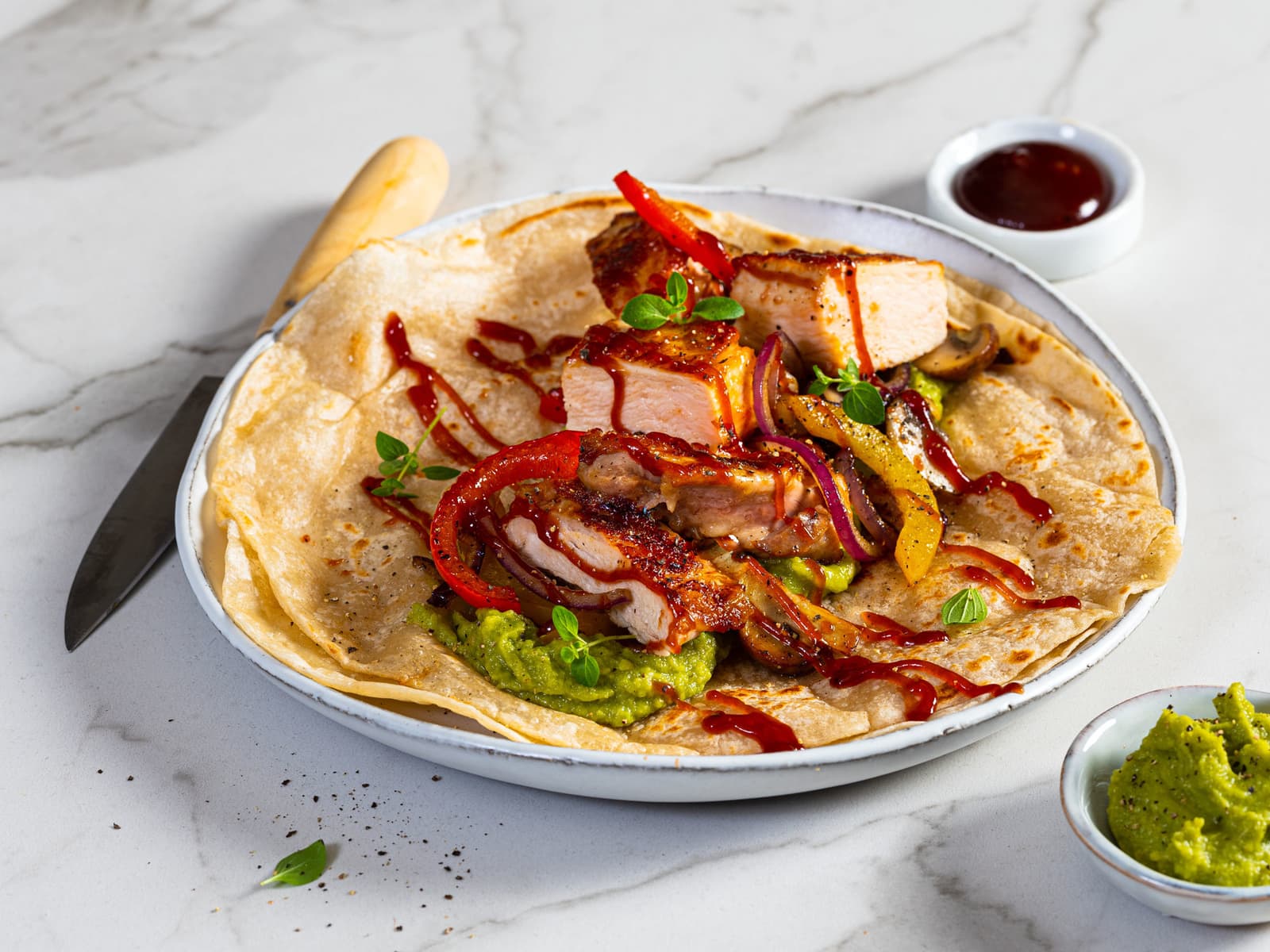 Fajitas med BBQ marinert kylling og guacamole Oppskrift Meny.no