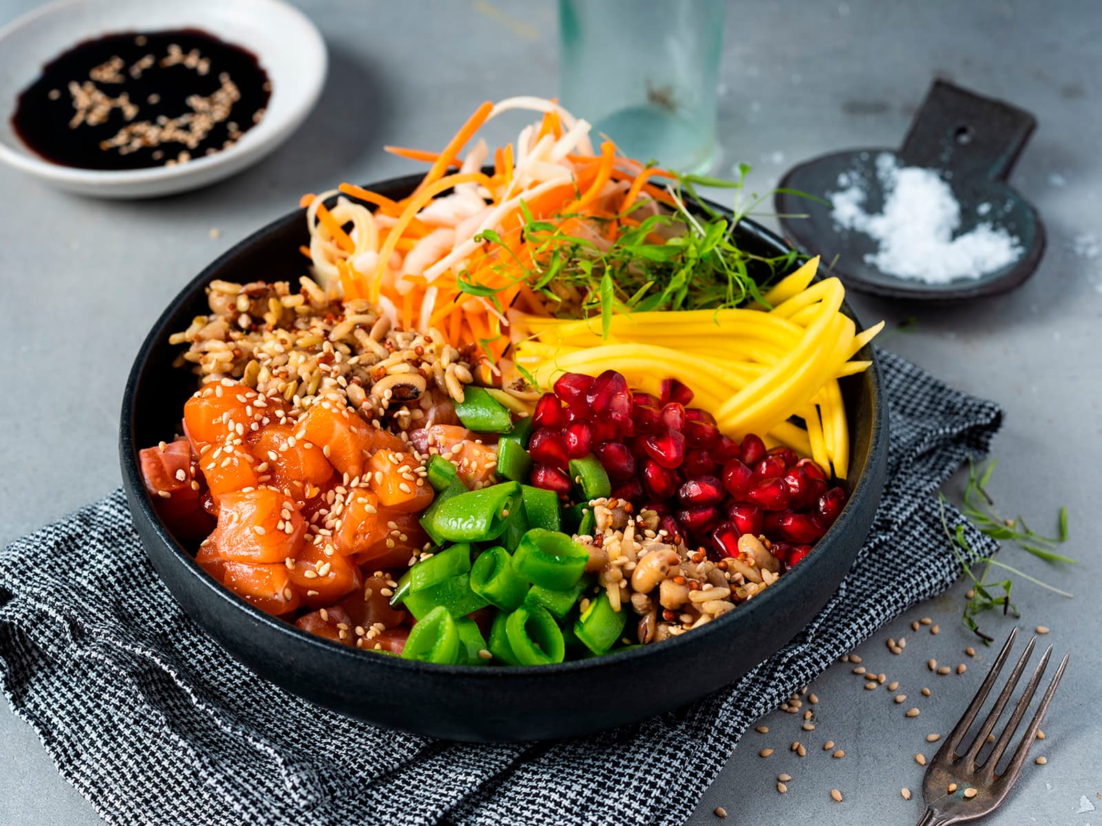 Fristende poke bowl med laks, mango og granateple