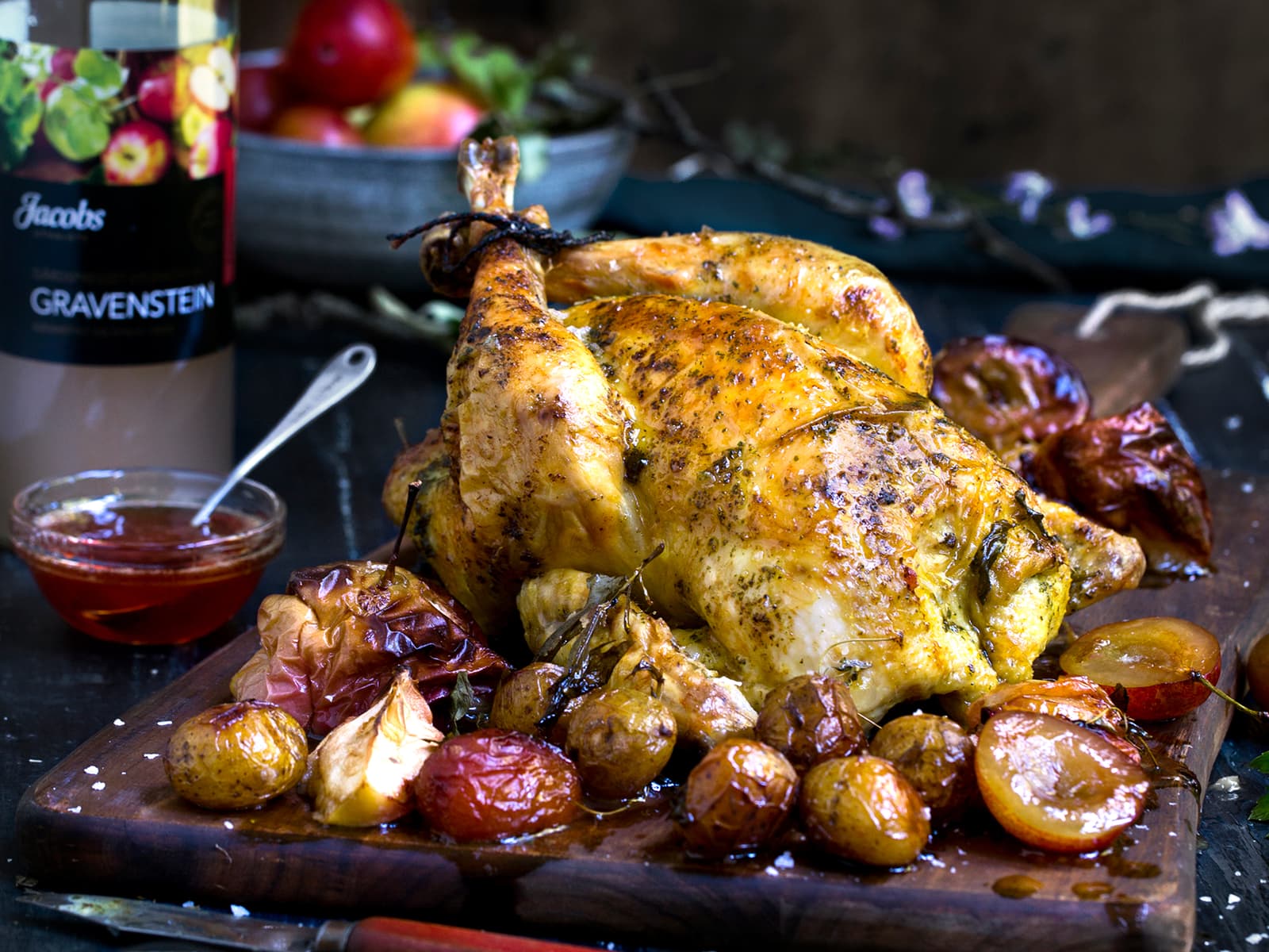 Helstekt kylling med urtesmør og stekte plommer