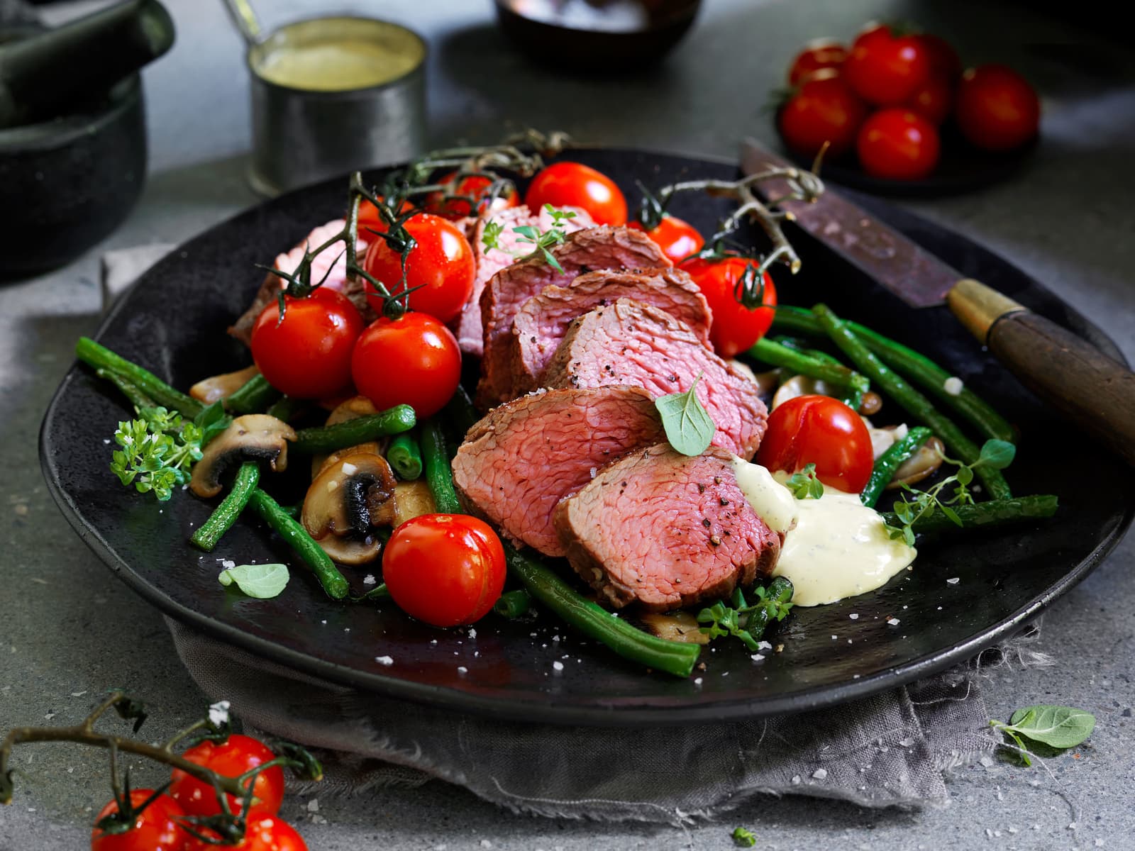 Biff med bearnaisesaus og hvitløksstekte aspargesbønner